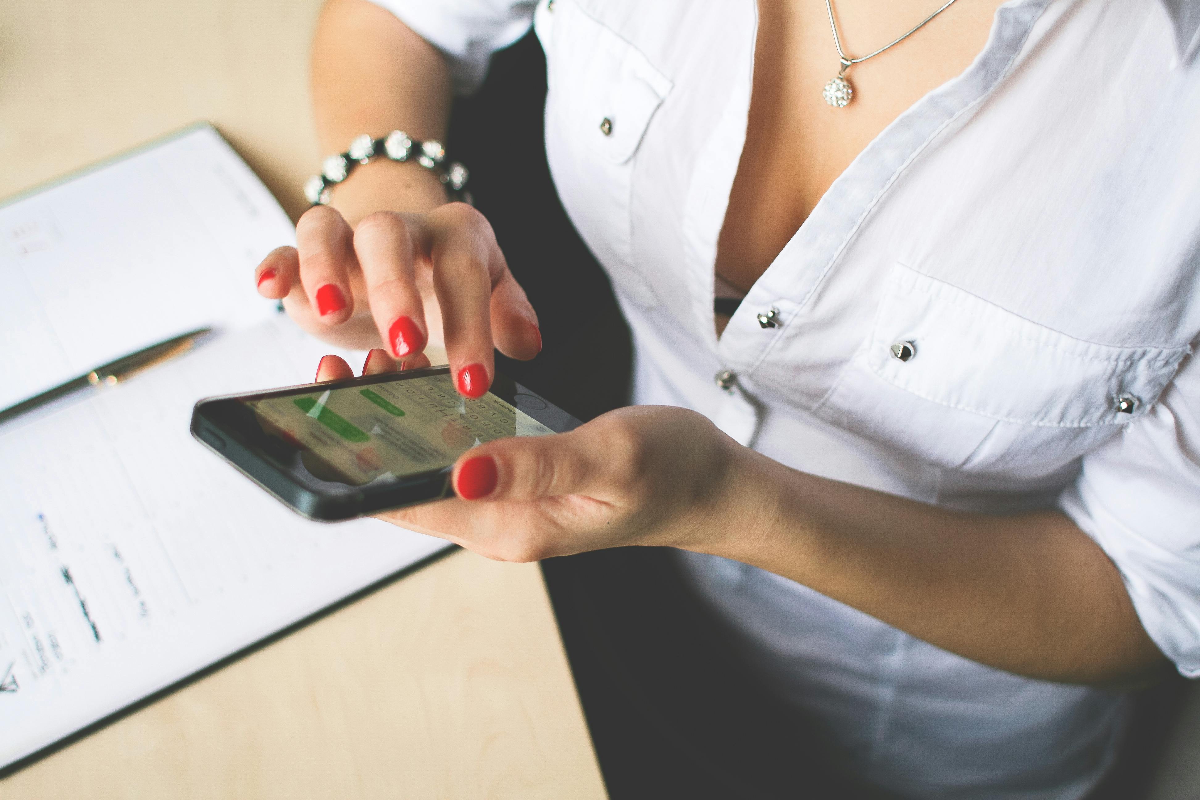 Une femme vérifie un message sur son téléphone | Source : Pexels