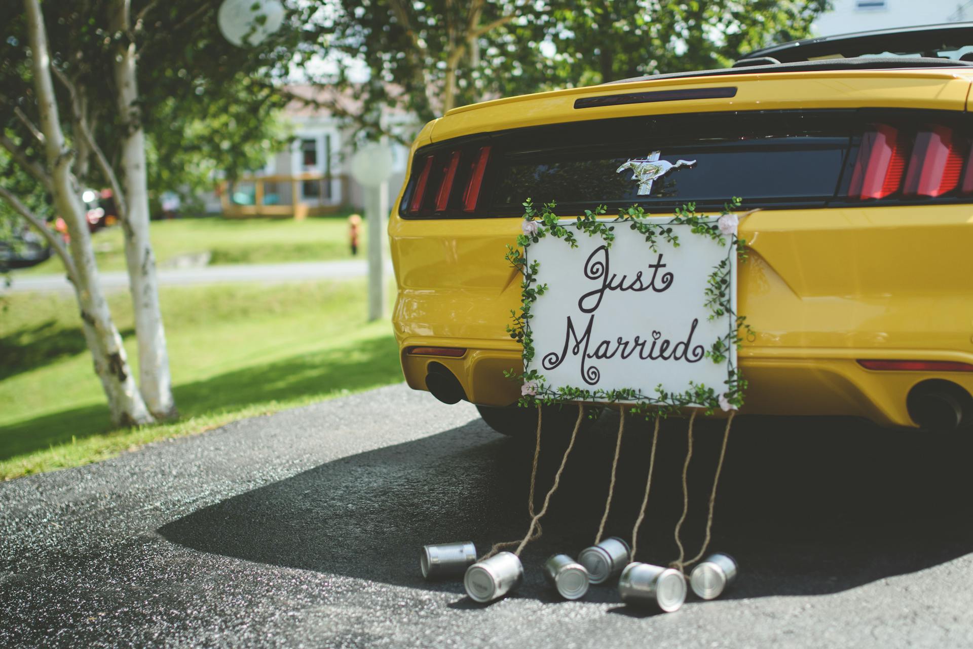 Un panneau "Just Married" à l'arrière d'une voiture | Source : Pexels