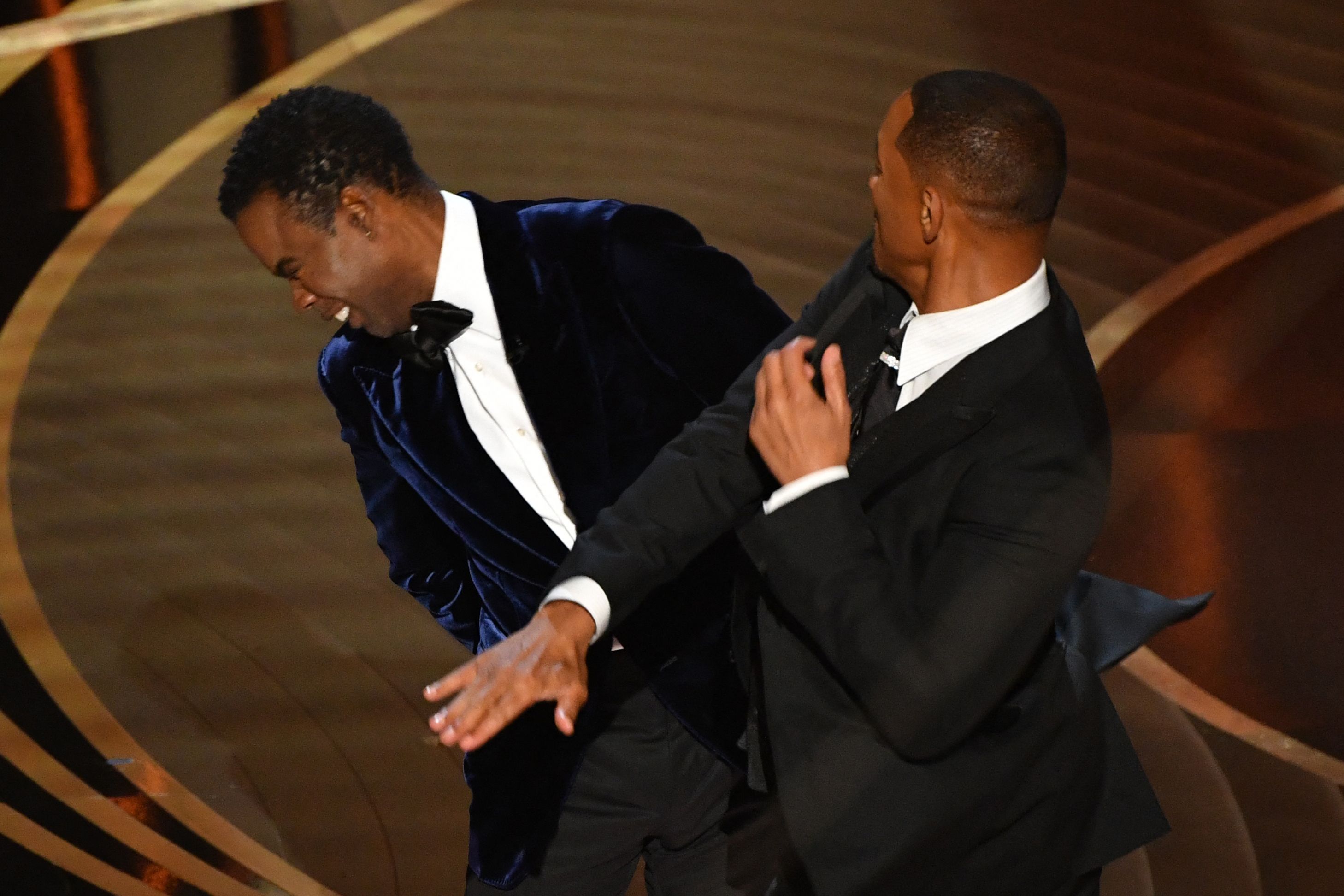 L'acteur américain Will Smith (R) gifle l'acteur américain Chris Rock sur scène lors de la 94e cérémonie des Oscars au Dolby Theatre à Hollywood, Californie, le 27 mars 2022 | Source : Getty Images