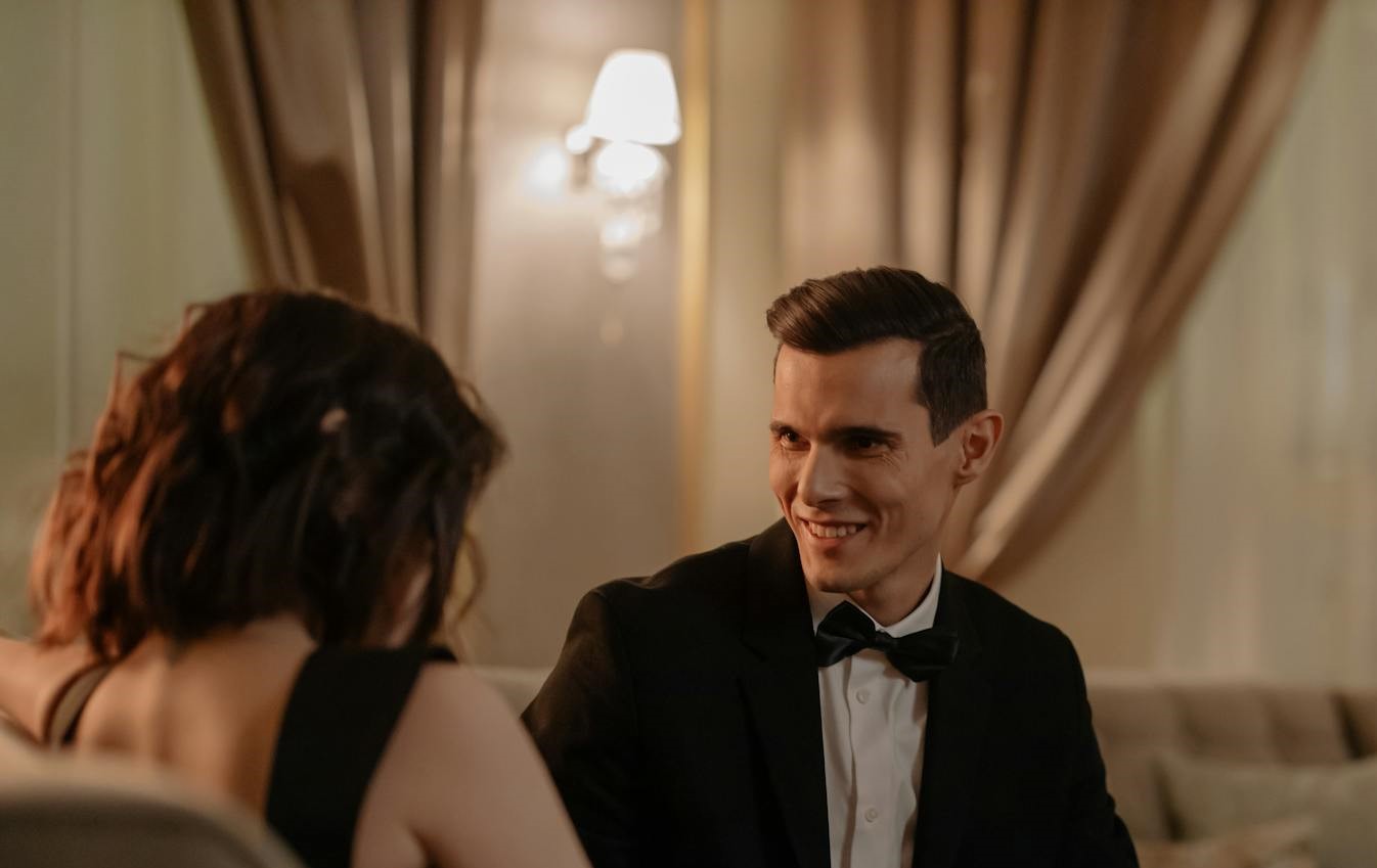 Homme qui regarde une femme en souriant | Source : Pexels
