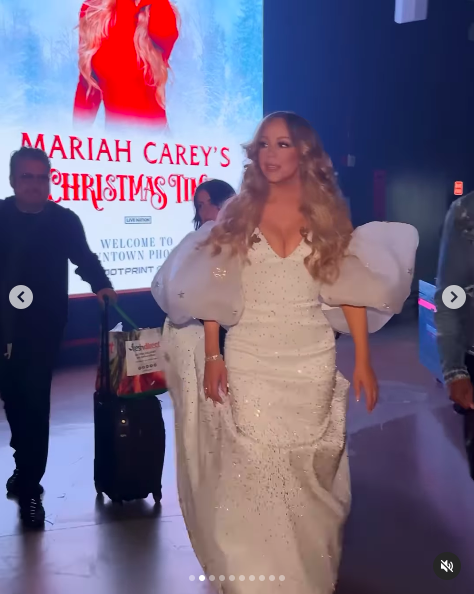 Mariah Carey se promène quelque part avec son équipe. | Source : Instagram/mariahcarey