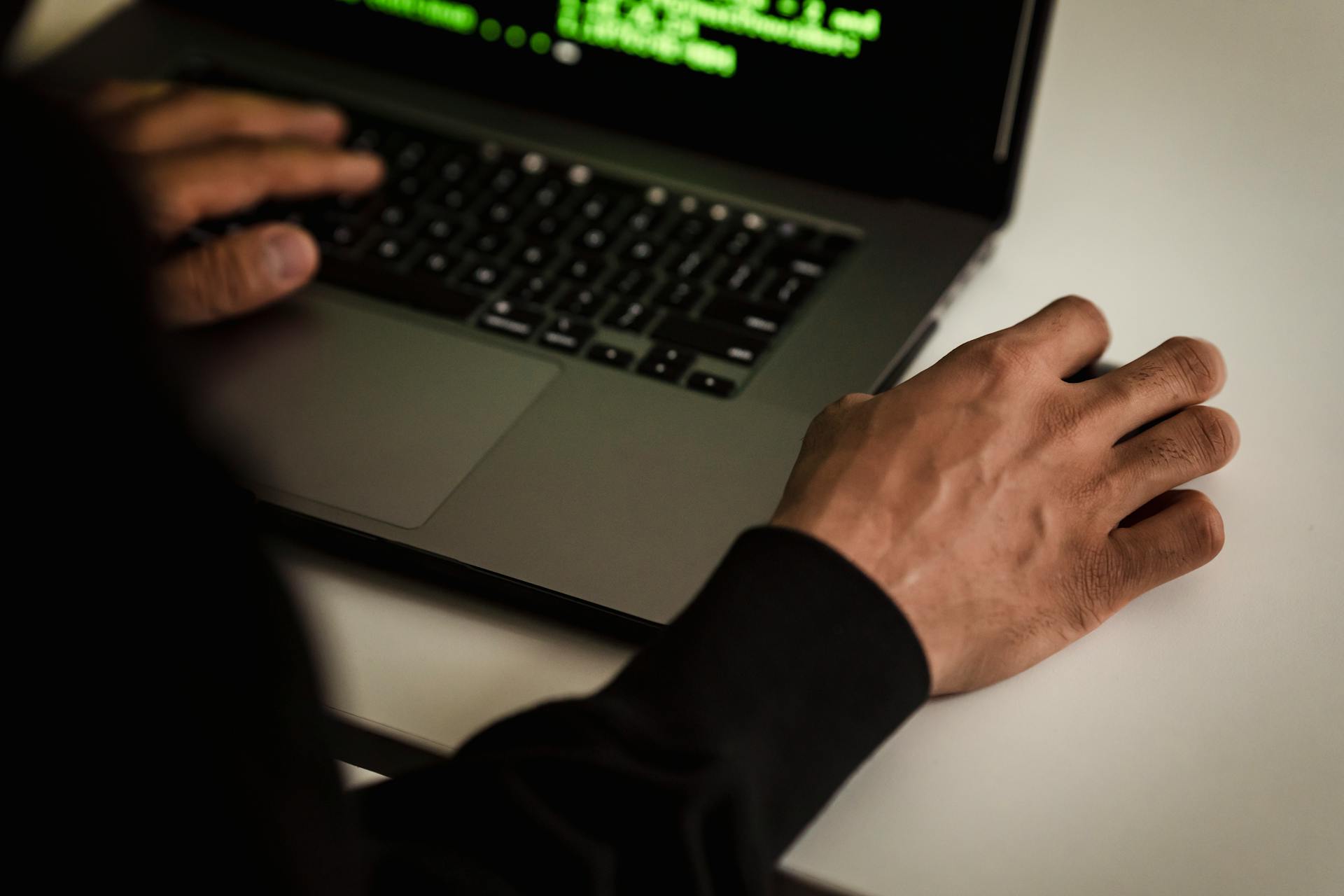 Un homme utilisant son ordinateur portable | Source : Pexels