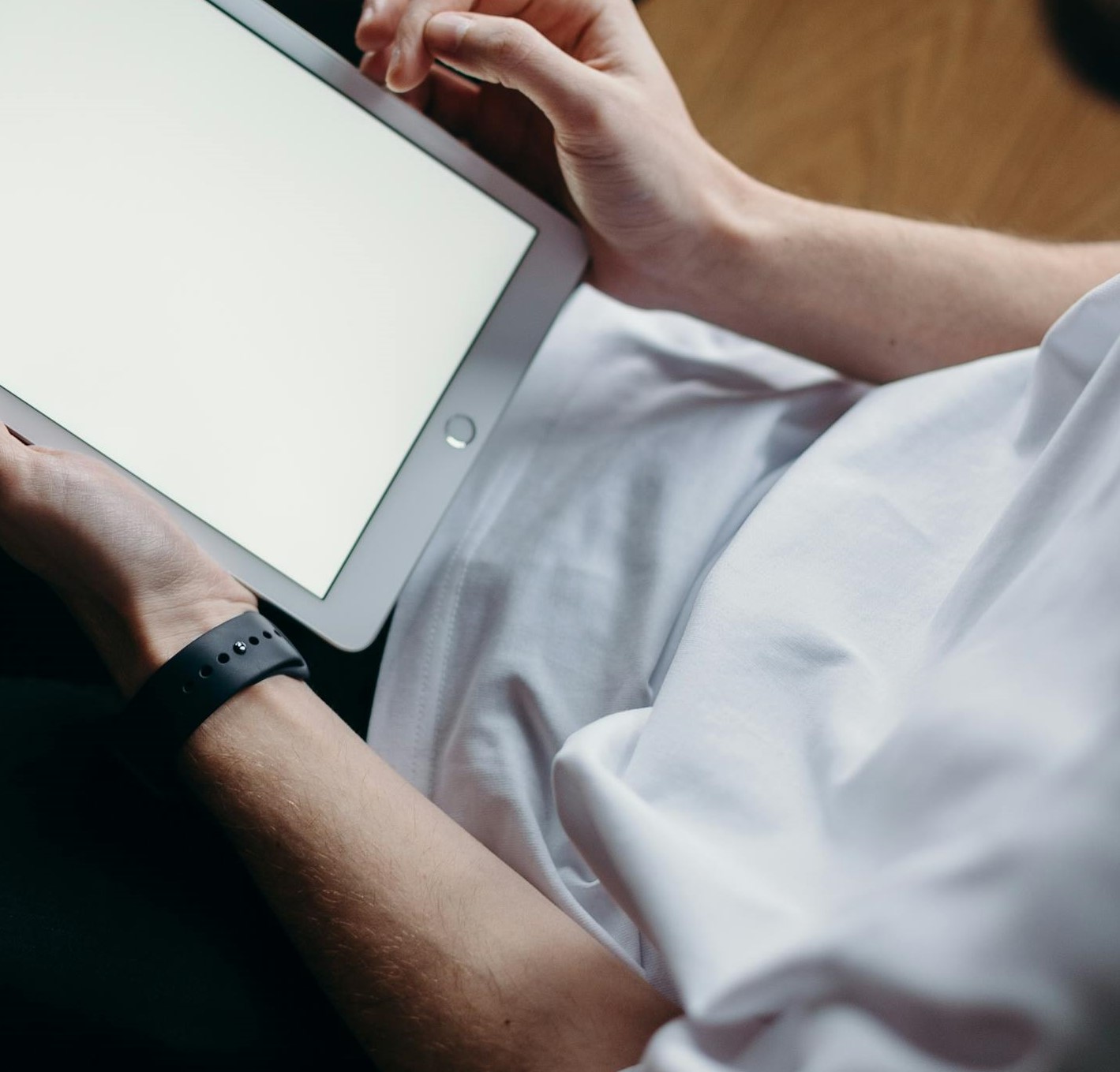 Un homme tenant une tablette informatique | Source : Pexels