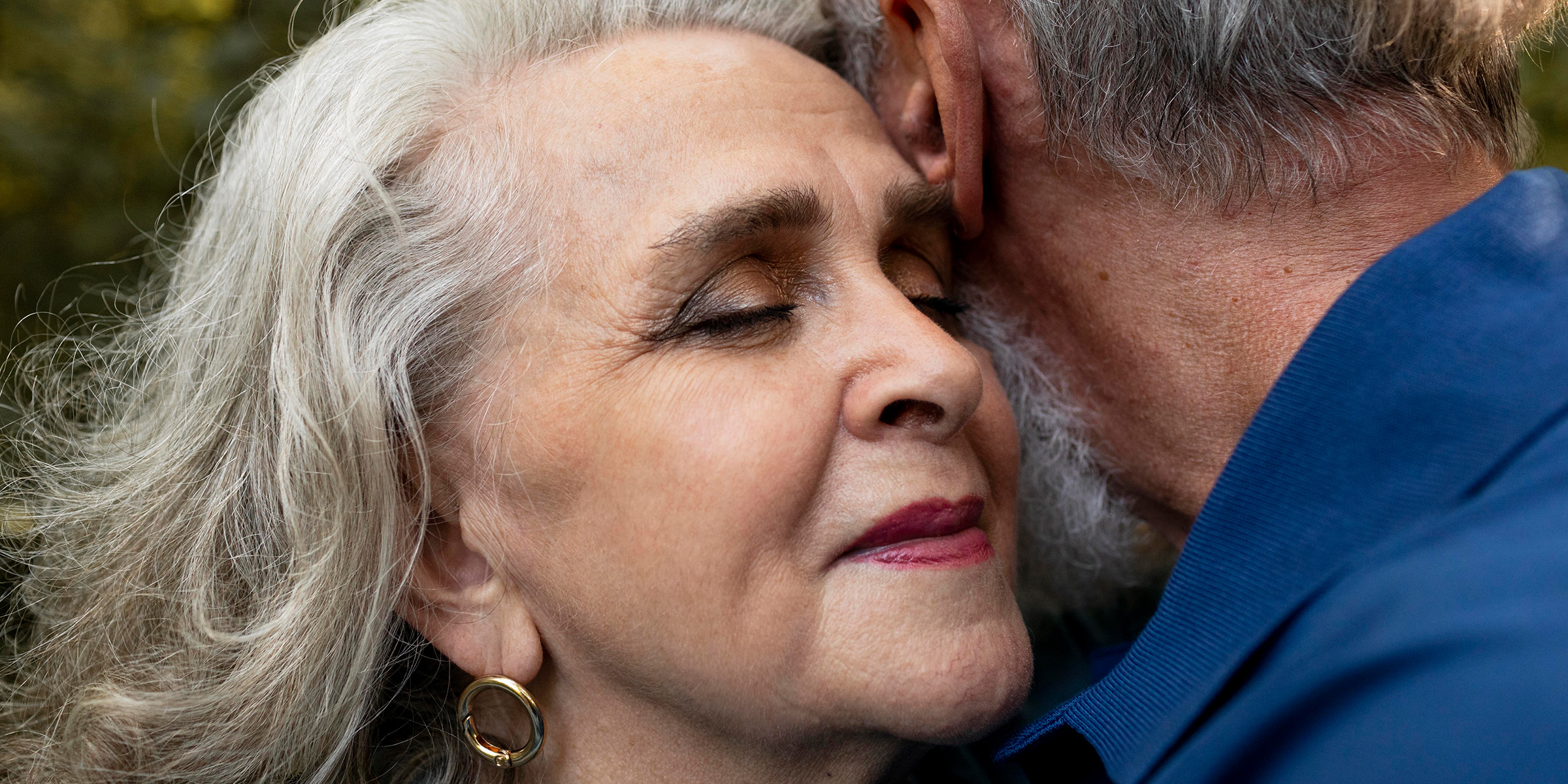 Un couple de personnes âgées heureuses s'embrassant | Source : Freepik