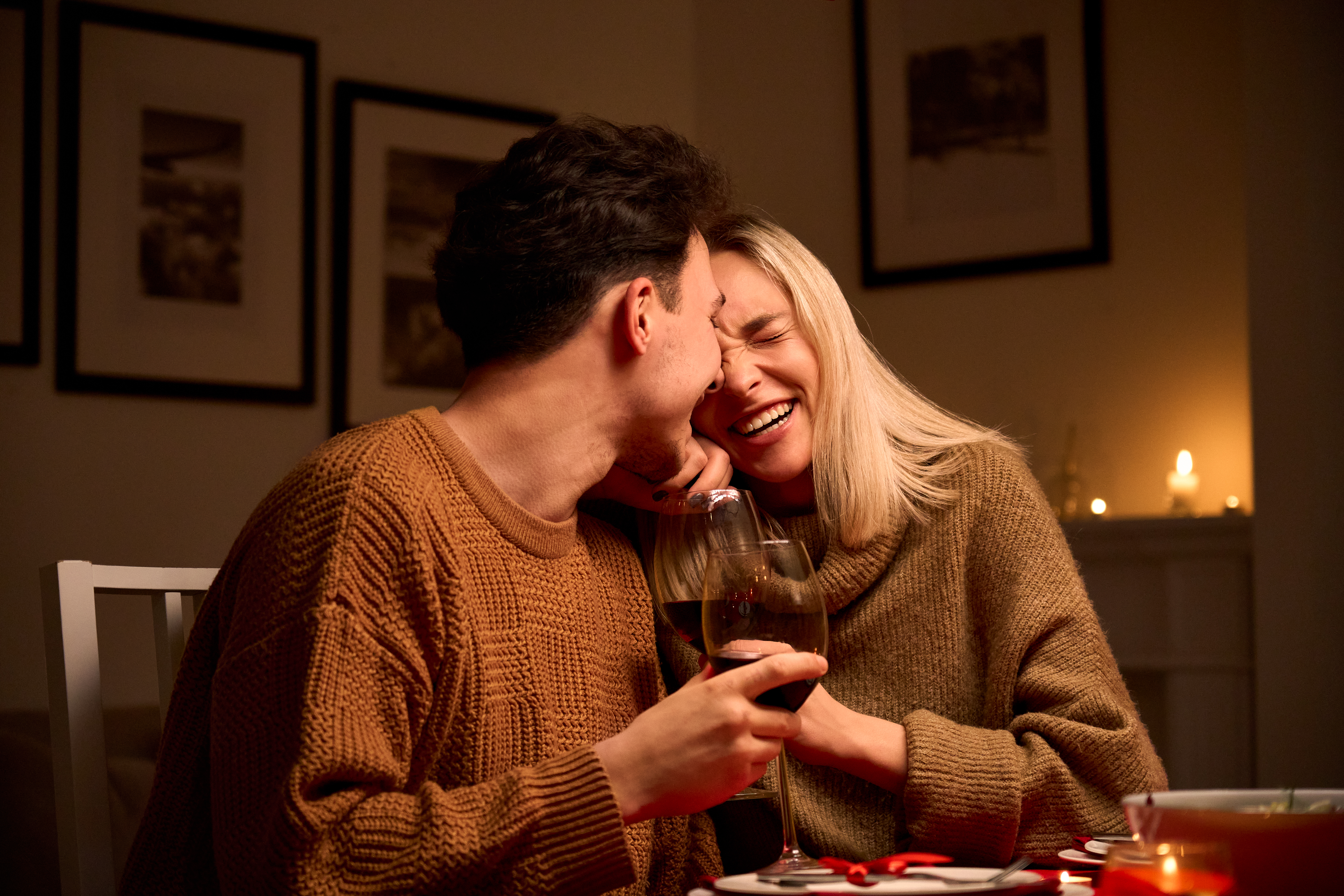 Une femme et un homme rient au cours d'un dîner | Source : Getty Images