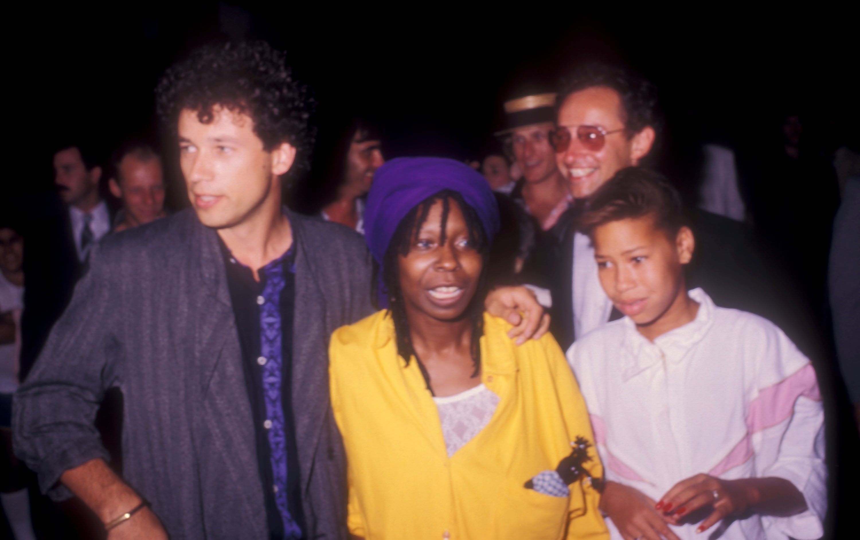 Whoopi Goldberg, sa fille et ses invités lors de la réception de mariage de Whoopi Goldberg - 1986 à Los Angeles, Californie, États-Unis. | Source : Getty Images