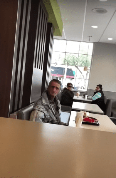 James Owens, un homme âgé sans abri, a été mis à la porte du McDonald's de Myrtle Beach après avoir été invité à manger par un client. | Source : youtube.com/Jovan YN