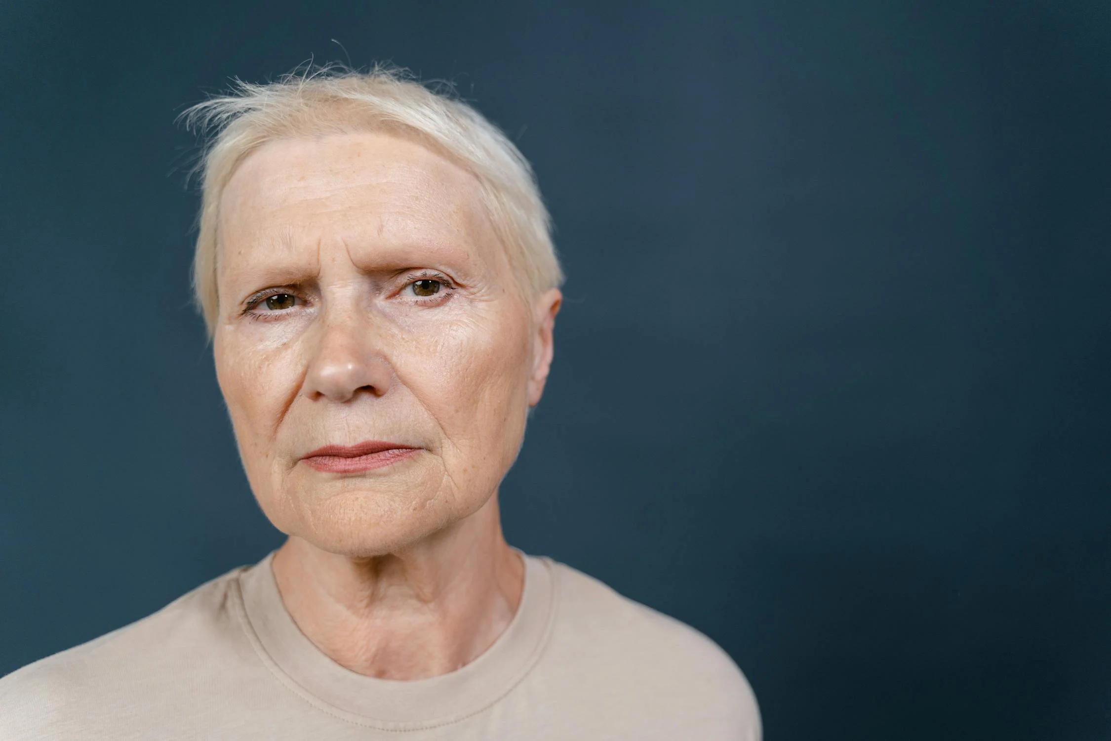 Une femme âgée sérieuse | Source : Pexels