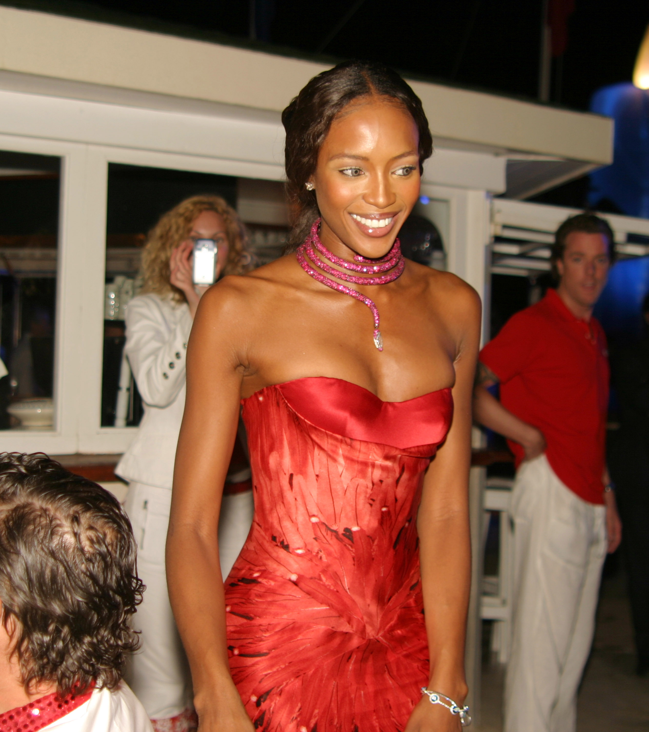 Naomi Campbell lors de la fête organisée pour son 34e anniversaire, à l'intérieur du restaurant Nioulargo à Saint-Tropez, en France, 2004 I Source : Getty Images