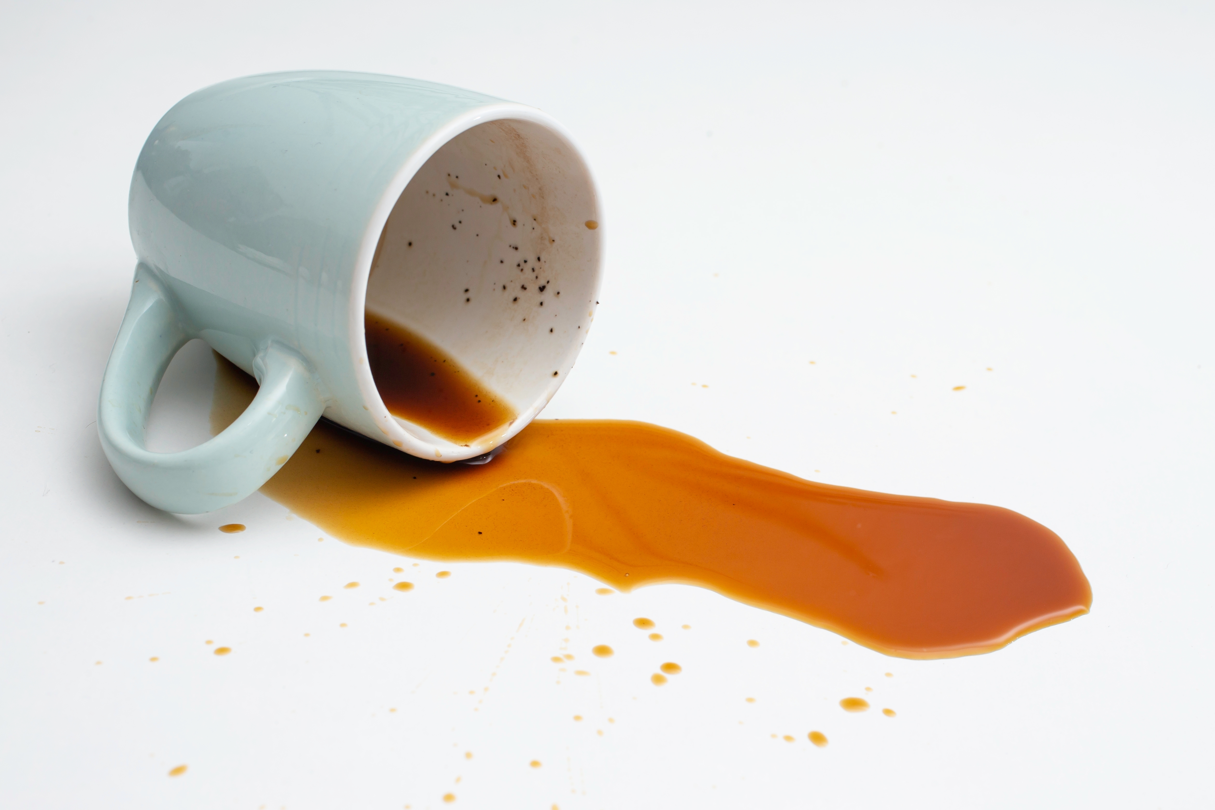Tasse de café renversée | Source : Shutterstock