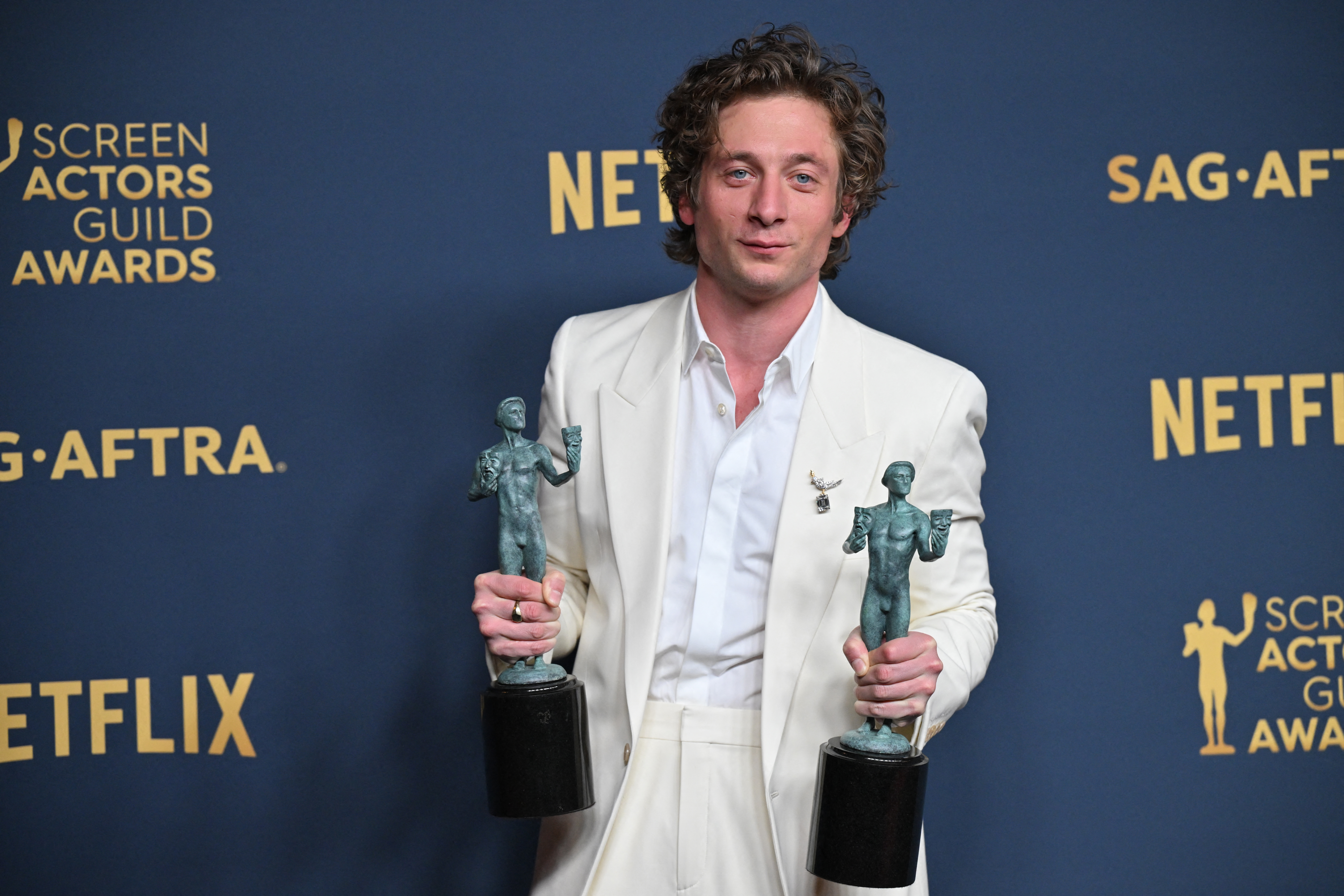 Jeremy Allen White brandissant ses trophées lors de la 30e édition des Screen Actors Guild Awards, le 24 février 2024 | Source : Getty Images