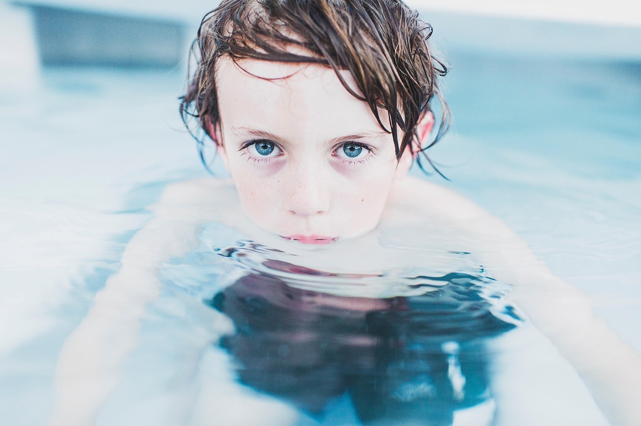 Un petit garçon dans une piscine | Source : Pixabay