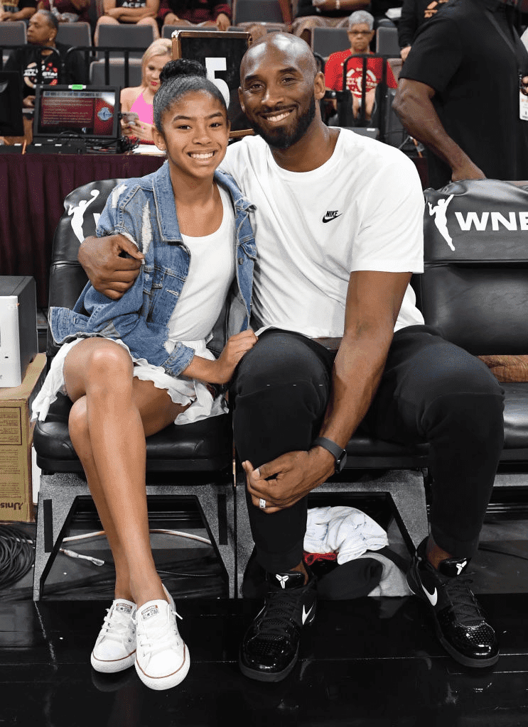  Gianna Bryant et son père, Kobe Bryant, ancien joueur de la NBA, assistent au match des étoiles de la WNBA 2019 au Mandalay Bay Events Center le 27 juillet 2019 à Las Vegas, Nevada. | Photo : Getty Images