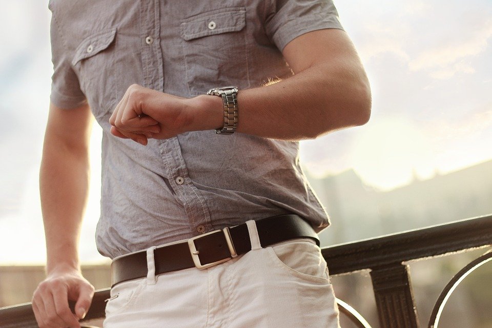 Un homme en train de regarder sa montre. | Photo : Pixabay