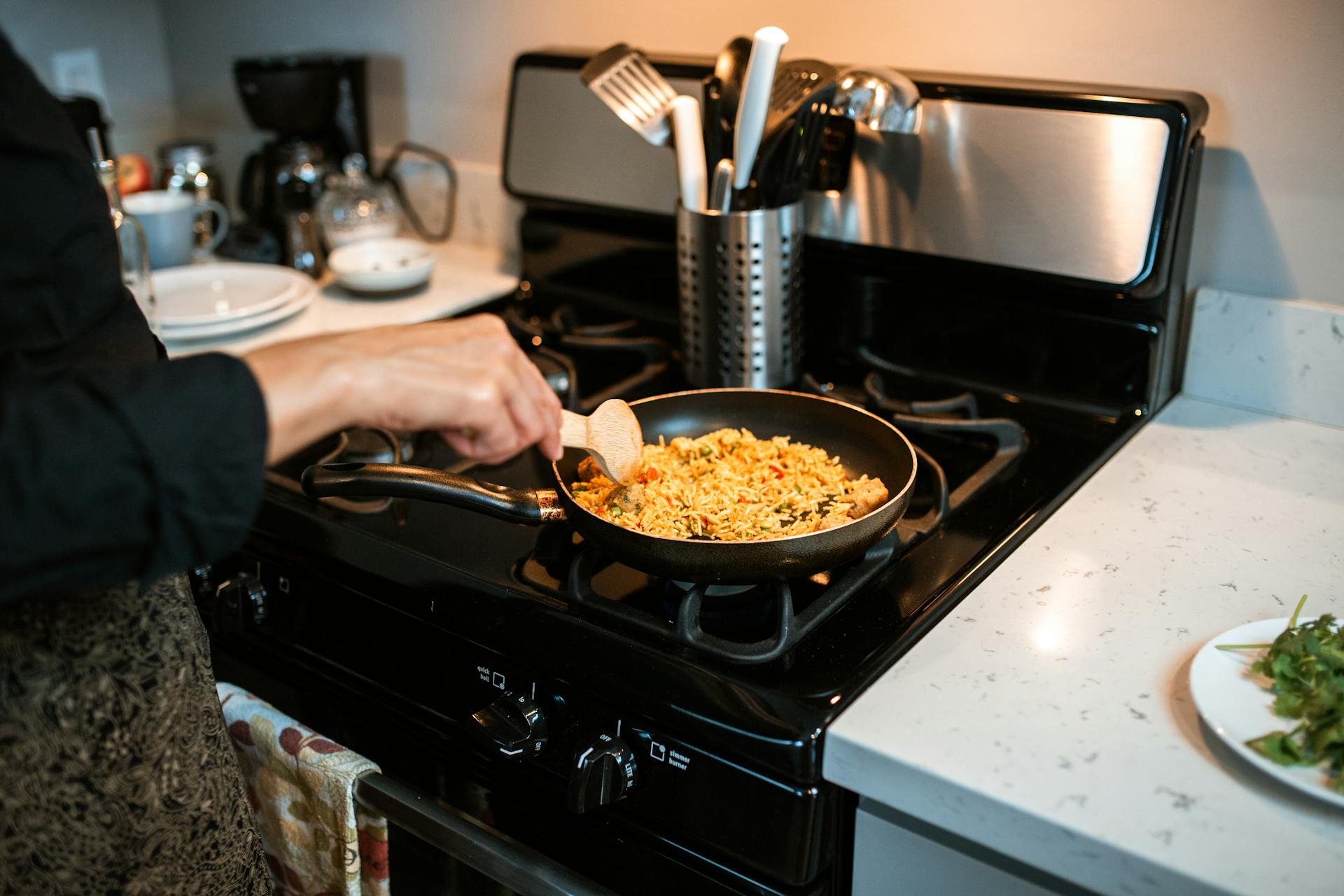 Une femme en train de préparer des aliments | Source : Pexels