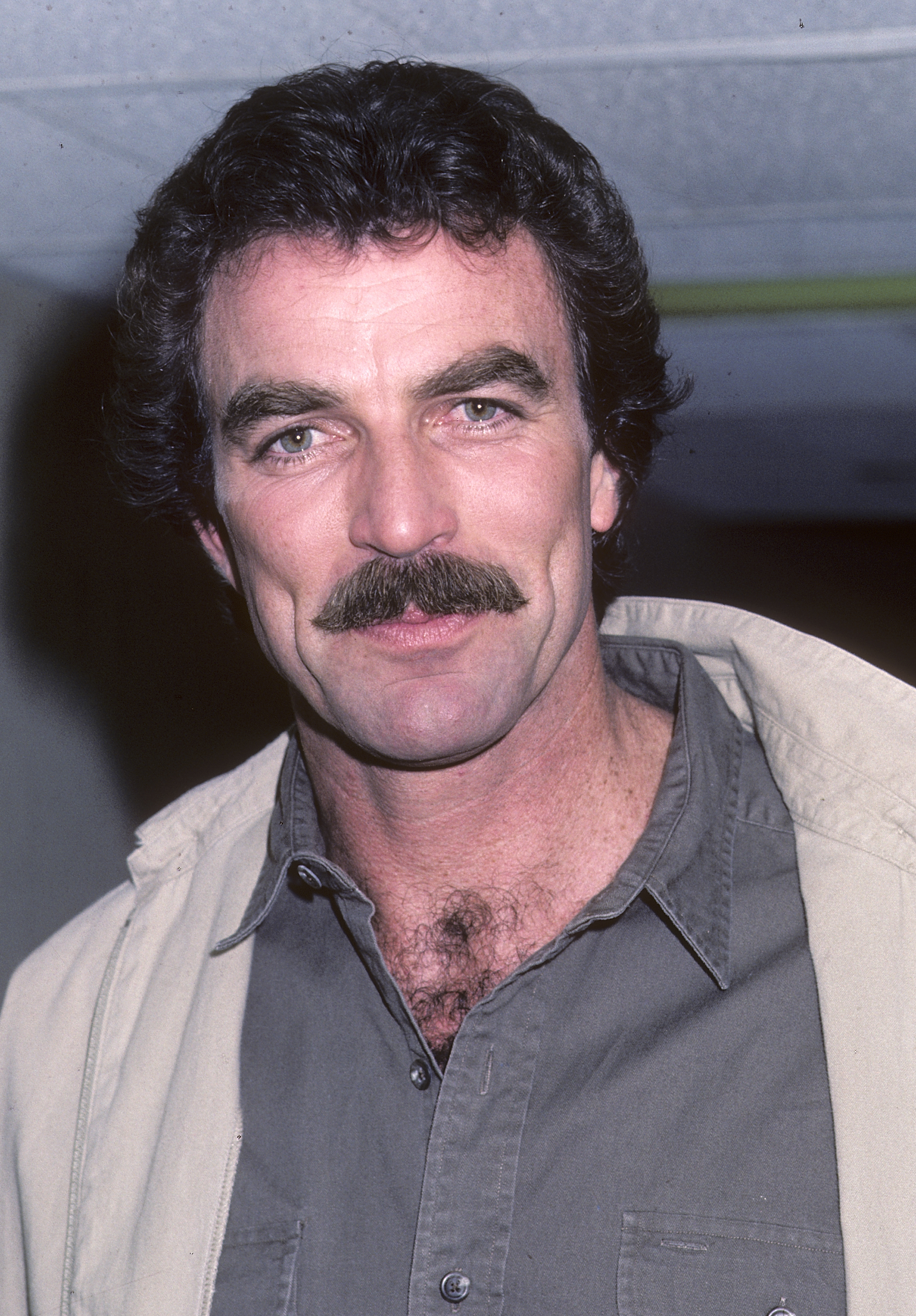 Tom Selleck visite l'émission "Late Night with David Letterman" le 23 mai 1985 à New York. | Source : Getty Images