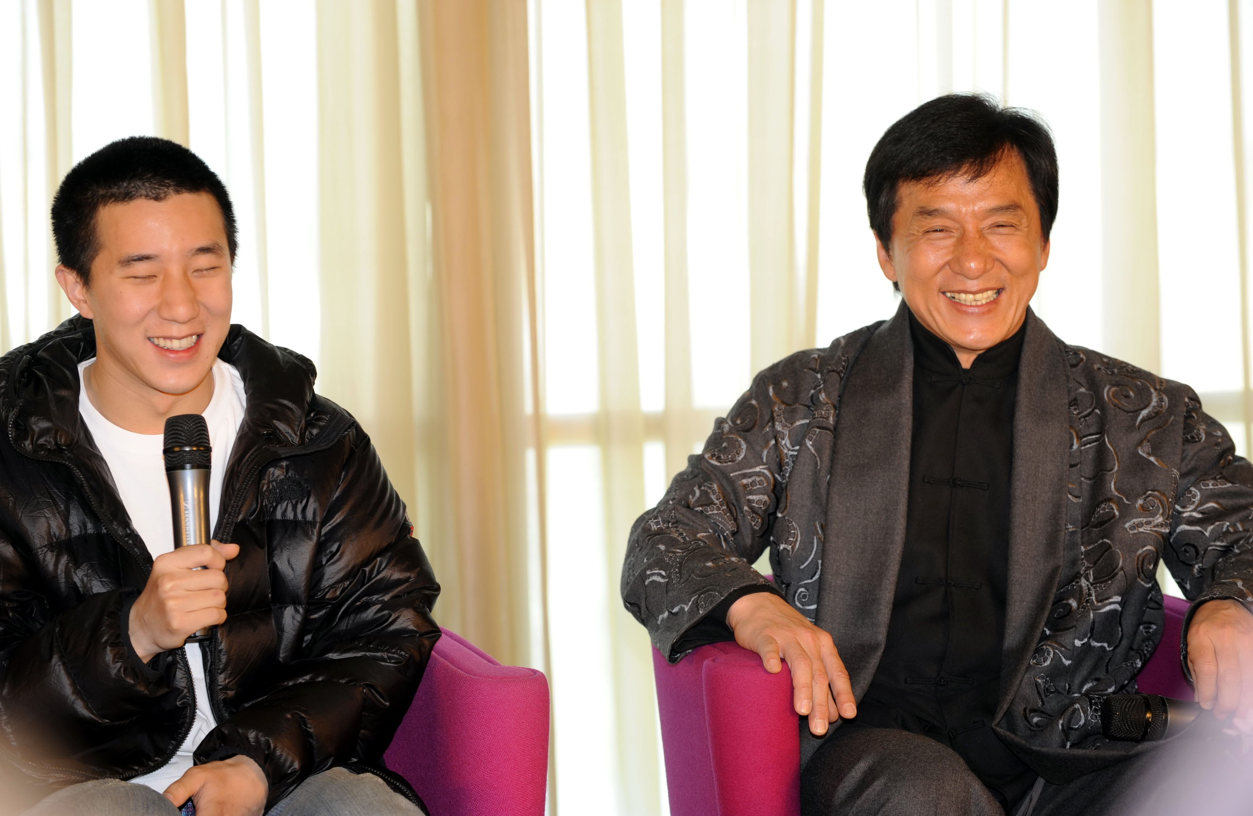 Jackie Chan et son fils Jaycee Chan le 1er avril 2009 à Pékin, Chine | Source : Getty Images