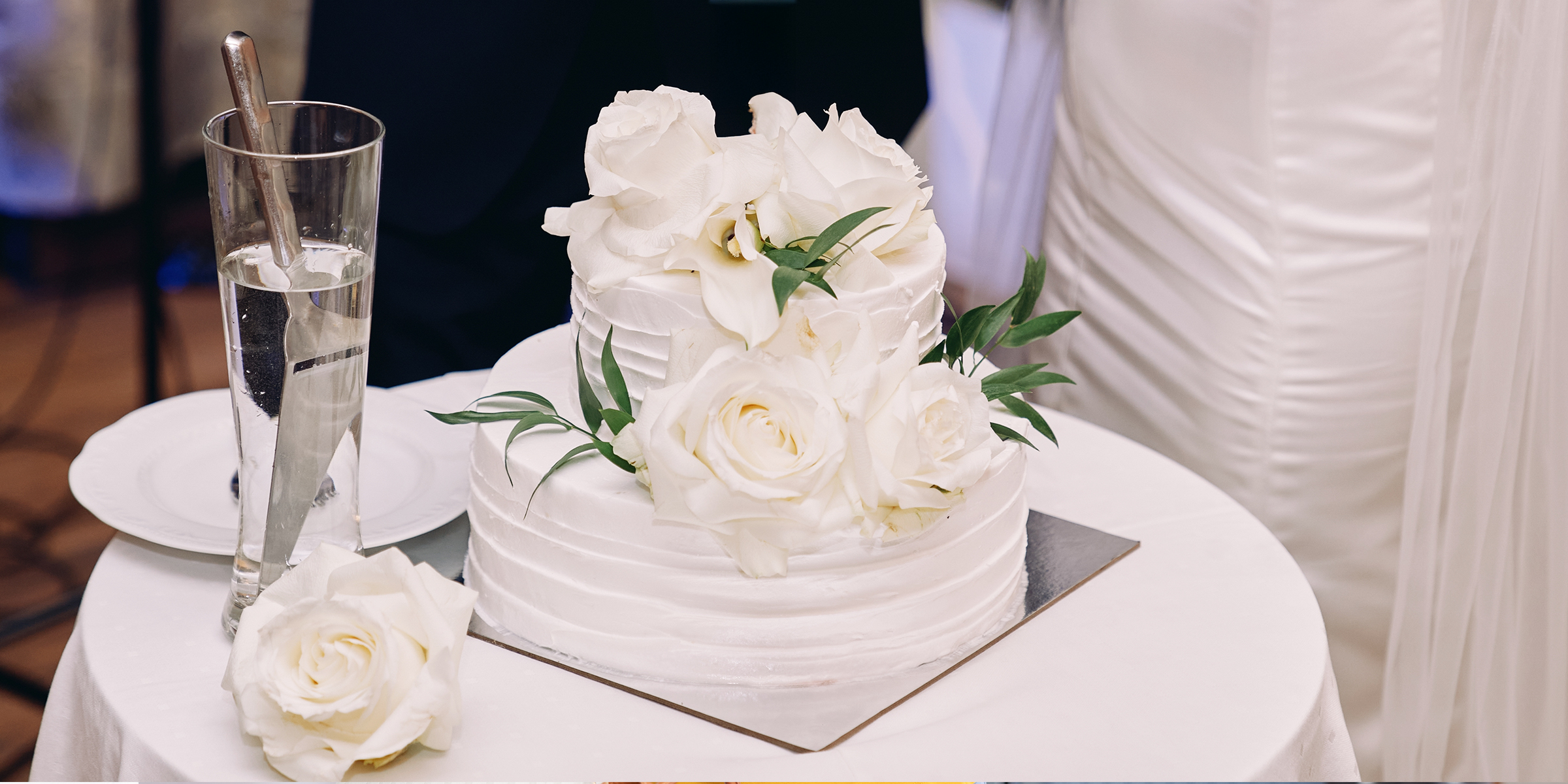Un gâteau de mariage élégant avec des fleurs blanches fraîches | Source : Shutterstock