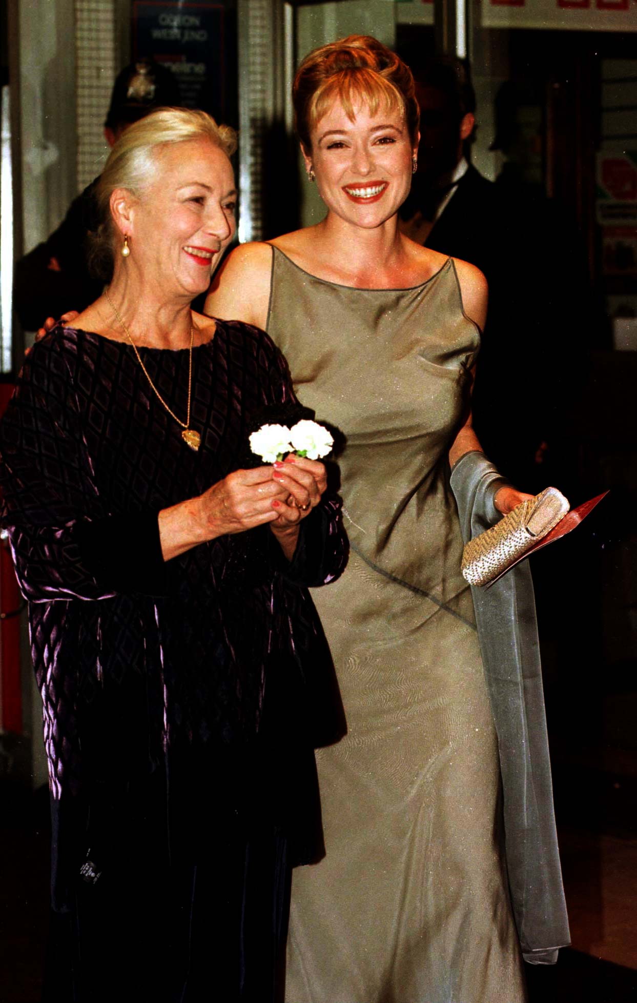 Rosemary Harris et Jennifer Ehle assistent à la première de "Wilde" le 16 octobre 1997 | Source : Getty Images