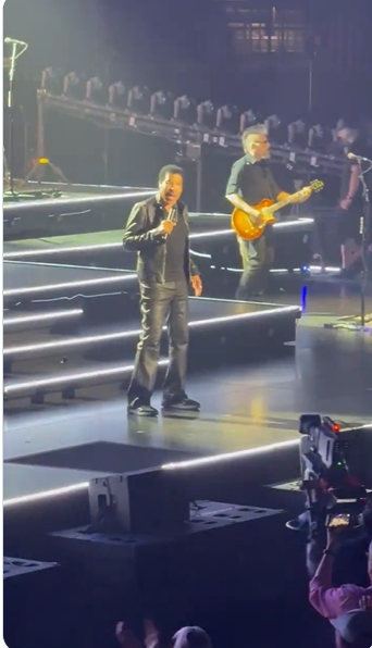Lionel Richie s'est produit à la Grand Casino Arena de Saint Paul, dans le Minnesota, lors de la soirée d'ouverture de la tournée « Sing A Song All Night Long » avec Earth, Wind & Fire. Des fans ont déclaré par la suite avoir remarqué que le chanteur semblait moins énergique que d'habitude au fur et à mesure que le concert avançait. | Source : X/Jon Bream