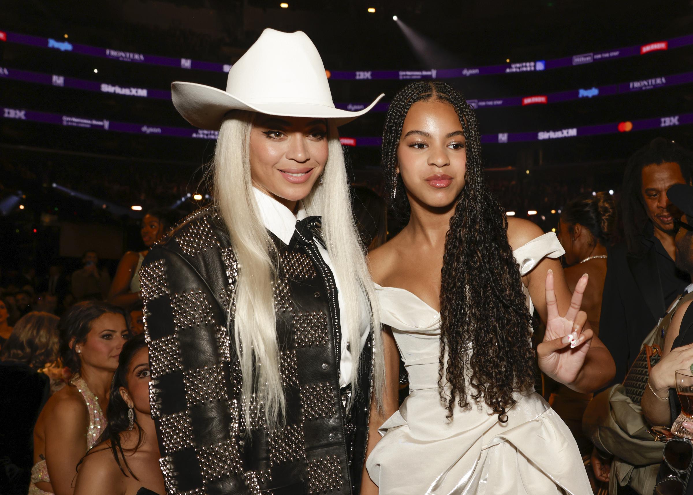 Beyoncé et Blue Ivy Carter dans les coulisses de la 66e édition des Grammy Awards. | Source : Getty Images