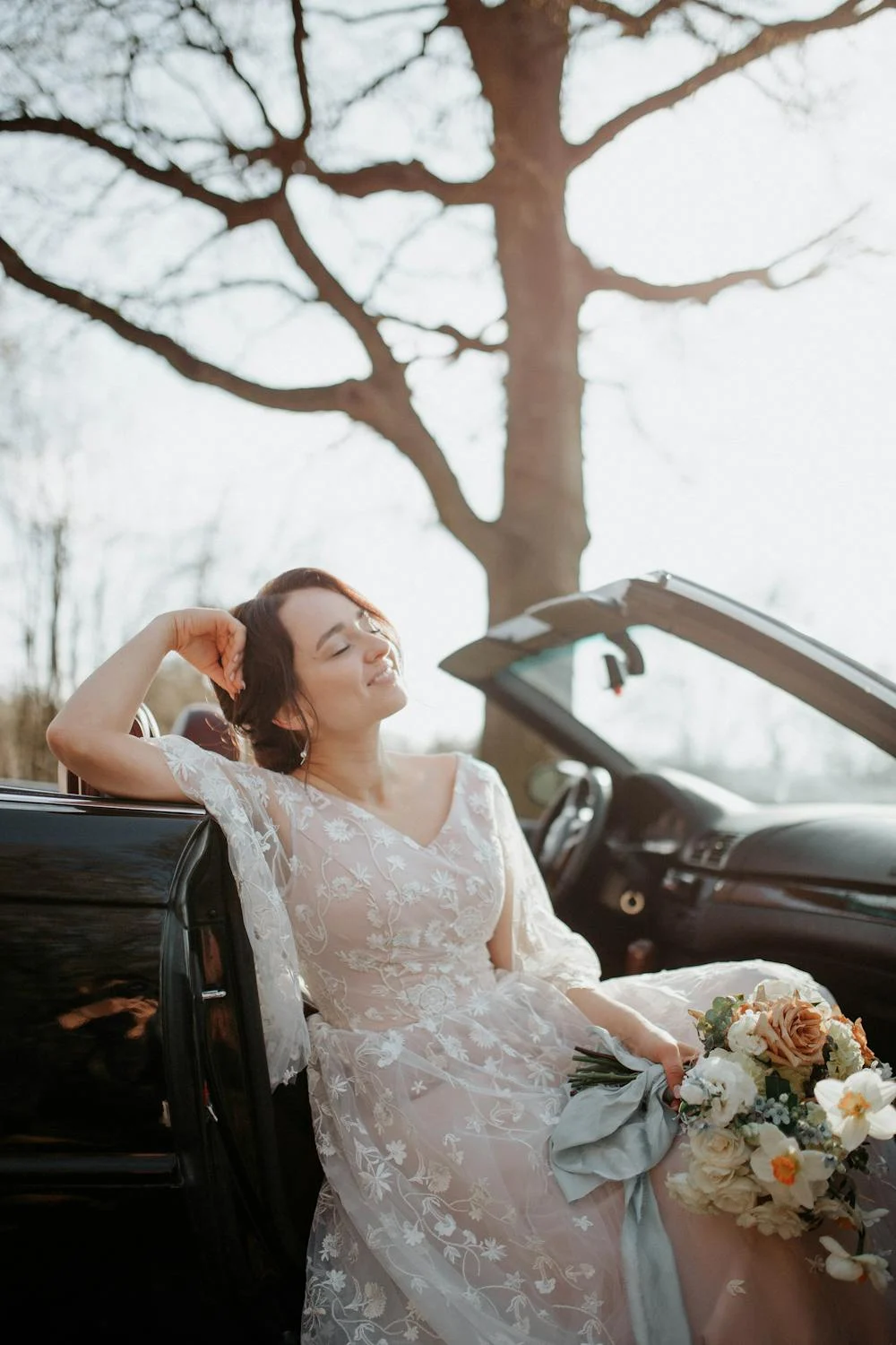 Une mariée heureuse dans une voiture | Source : Pexels