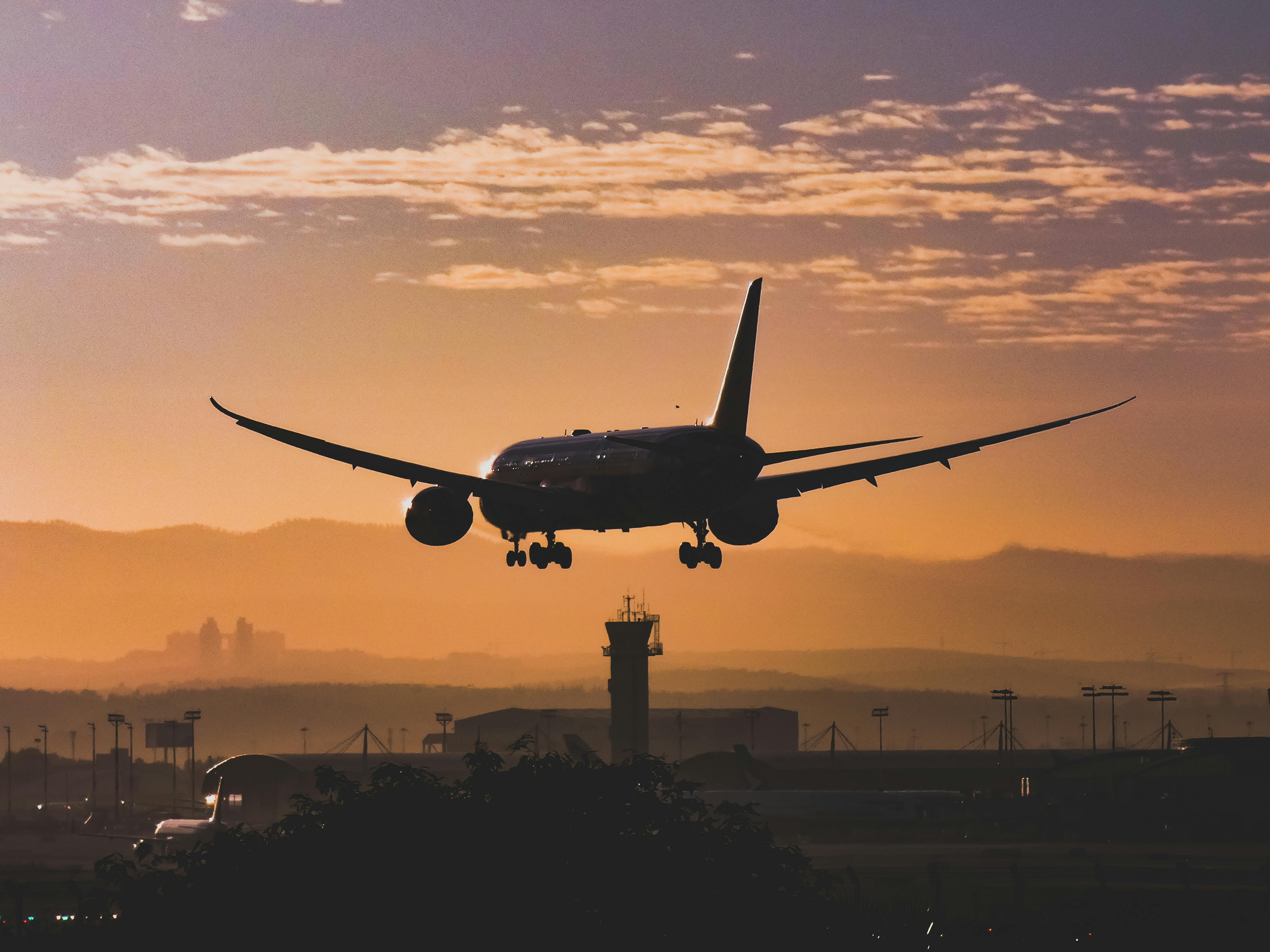 Atterrissage d'un avion au coucher du soleil | Source : Pexels
