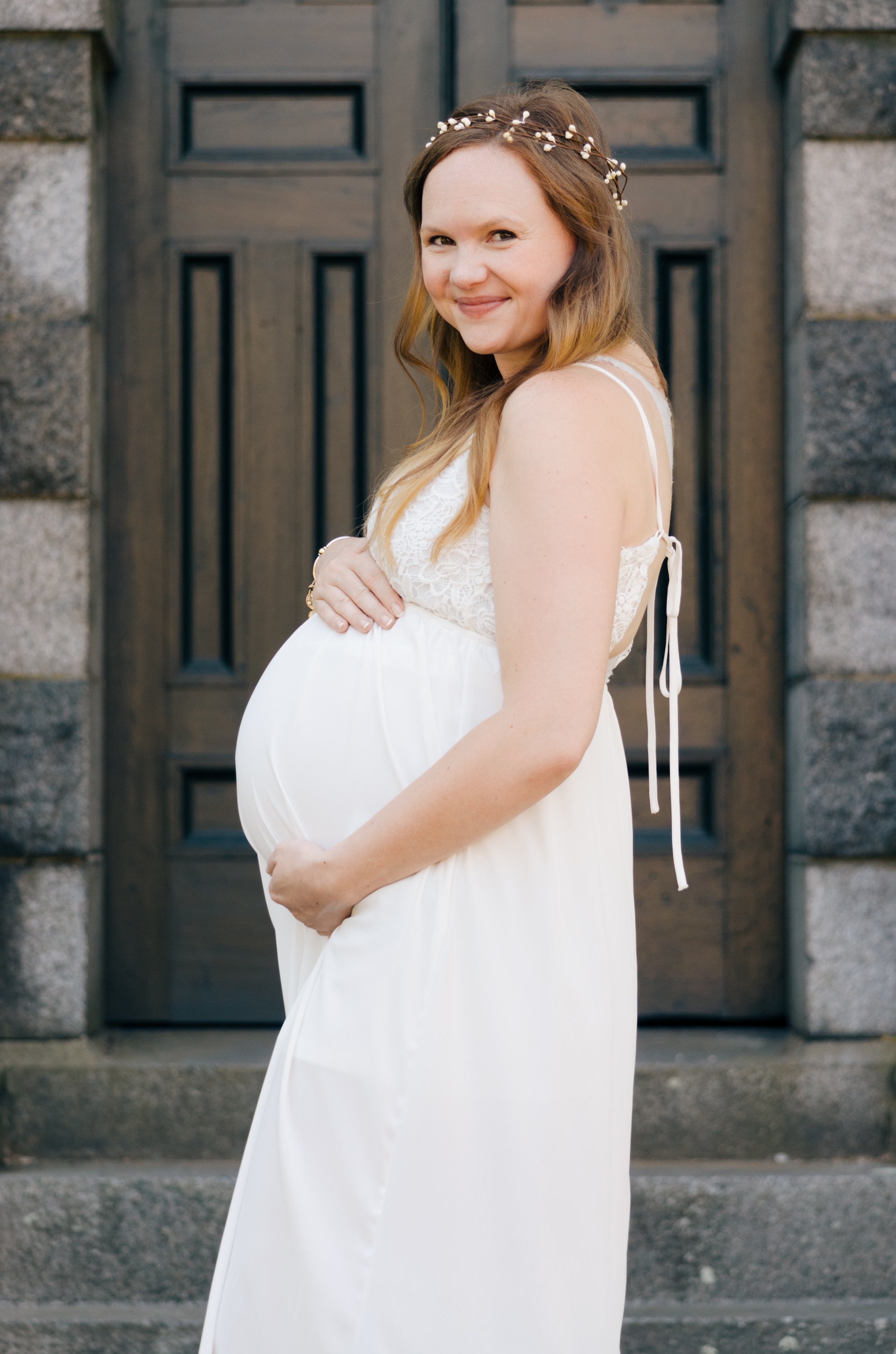 Une femme enceinte heureuse tient son baby bump | Source : Unsplash
