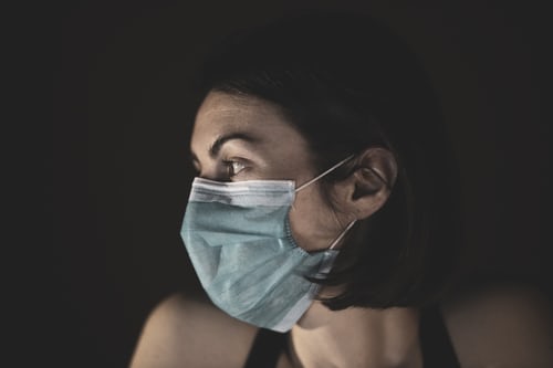 Une femme portant un masque. | Photo : Getty Images