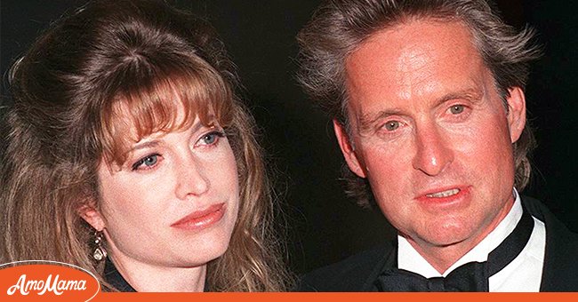 L'acteur américain Michael Douglas avec sa femme Diandra Luker au huitième bal annuel du cinéma de l'American Cinematheque, le 29 septembre 1993 à Los Angeles, en Californie : Getty Images