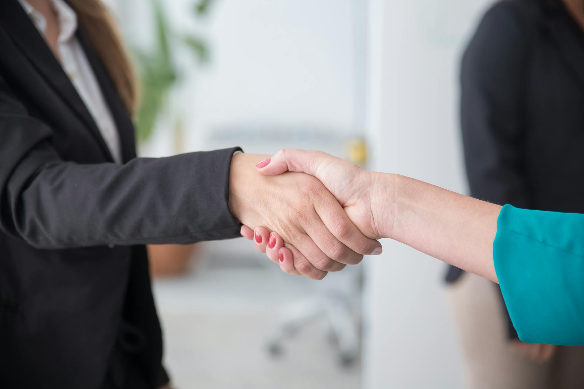 Deux femmes se serrant la main | Source : Pexels