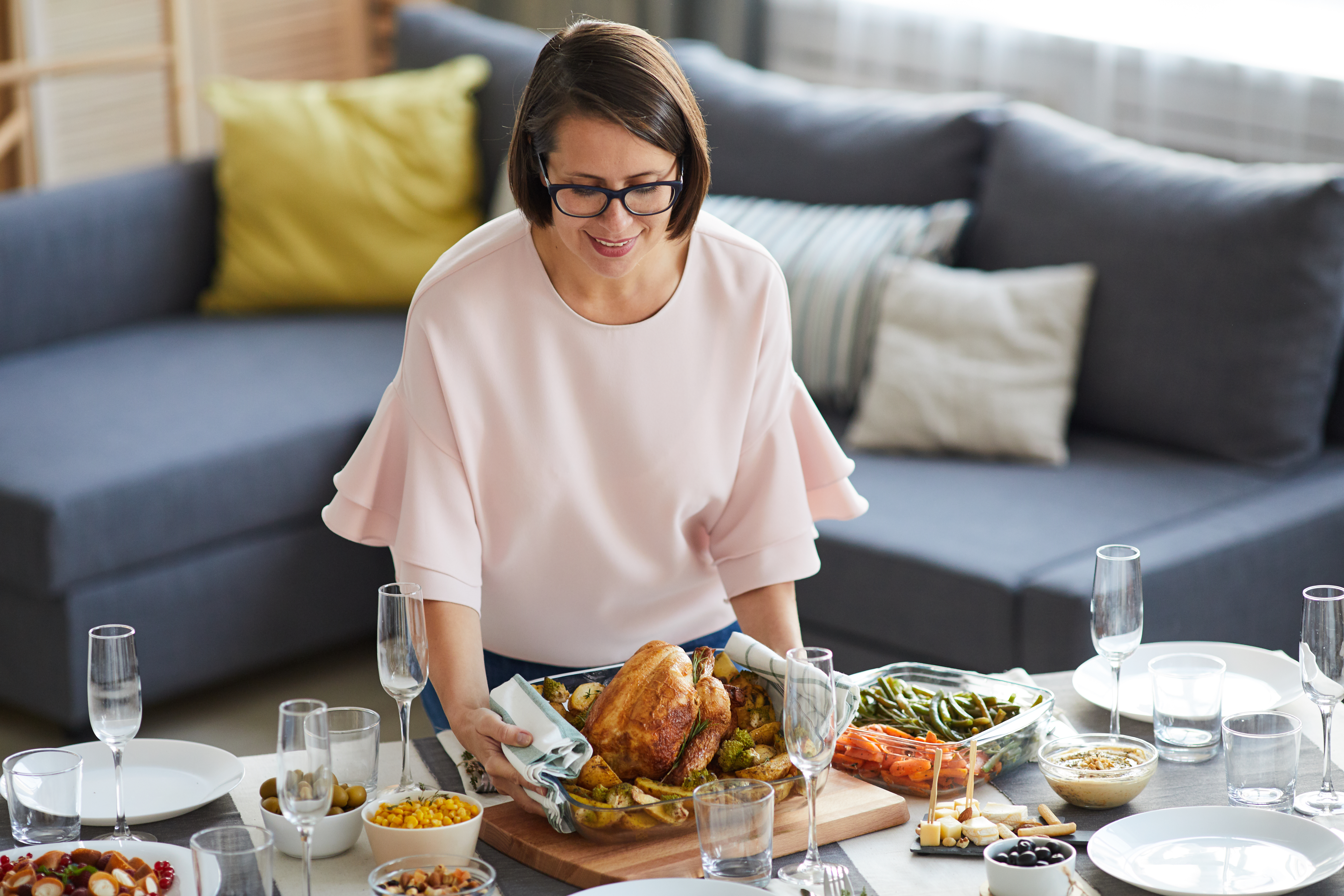 Une femme sert le dîner | Source : Shutterstock