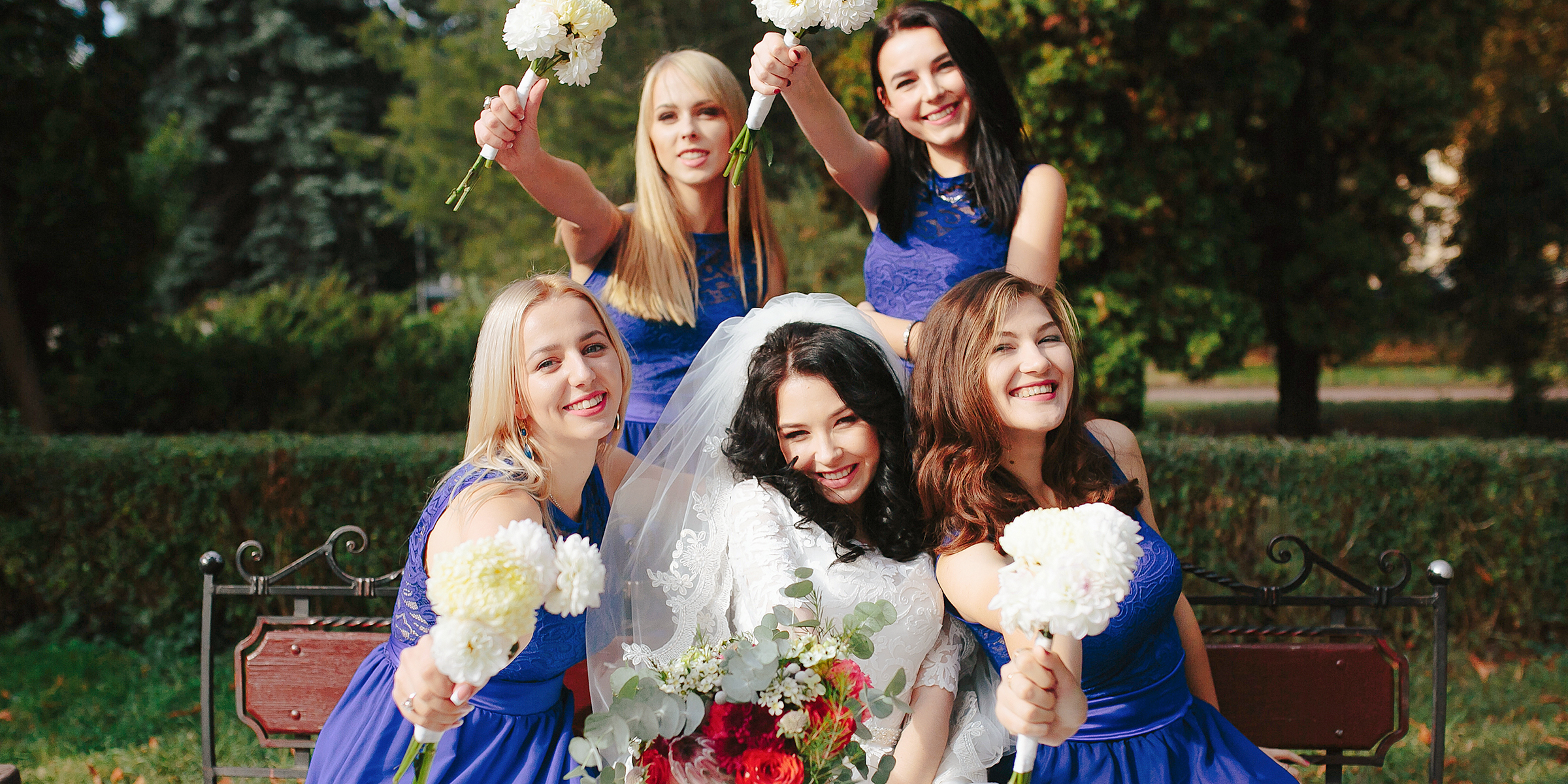 Une mariée heureuse entourée de ses demoiselles d'honneur | Source : Freepik