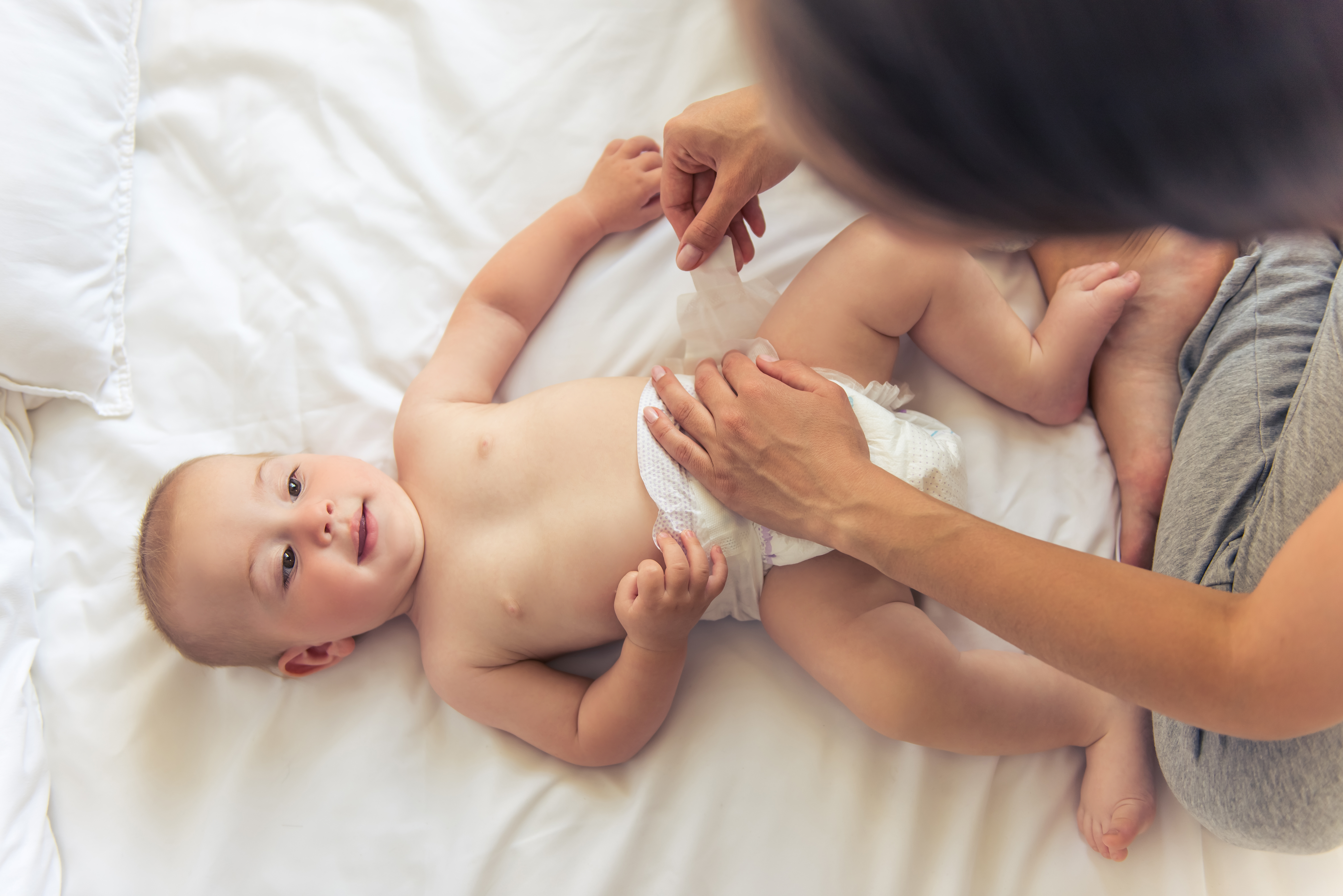 Une femme change la couche d'un bébé | Source : Shutterstock