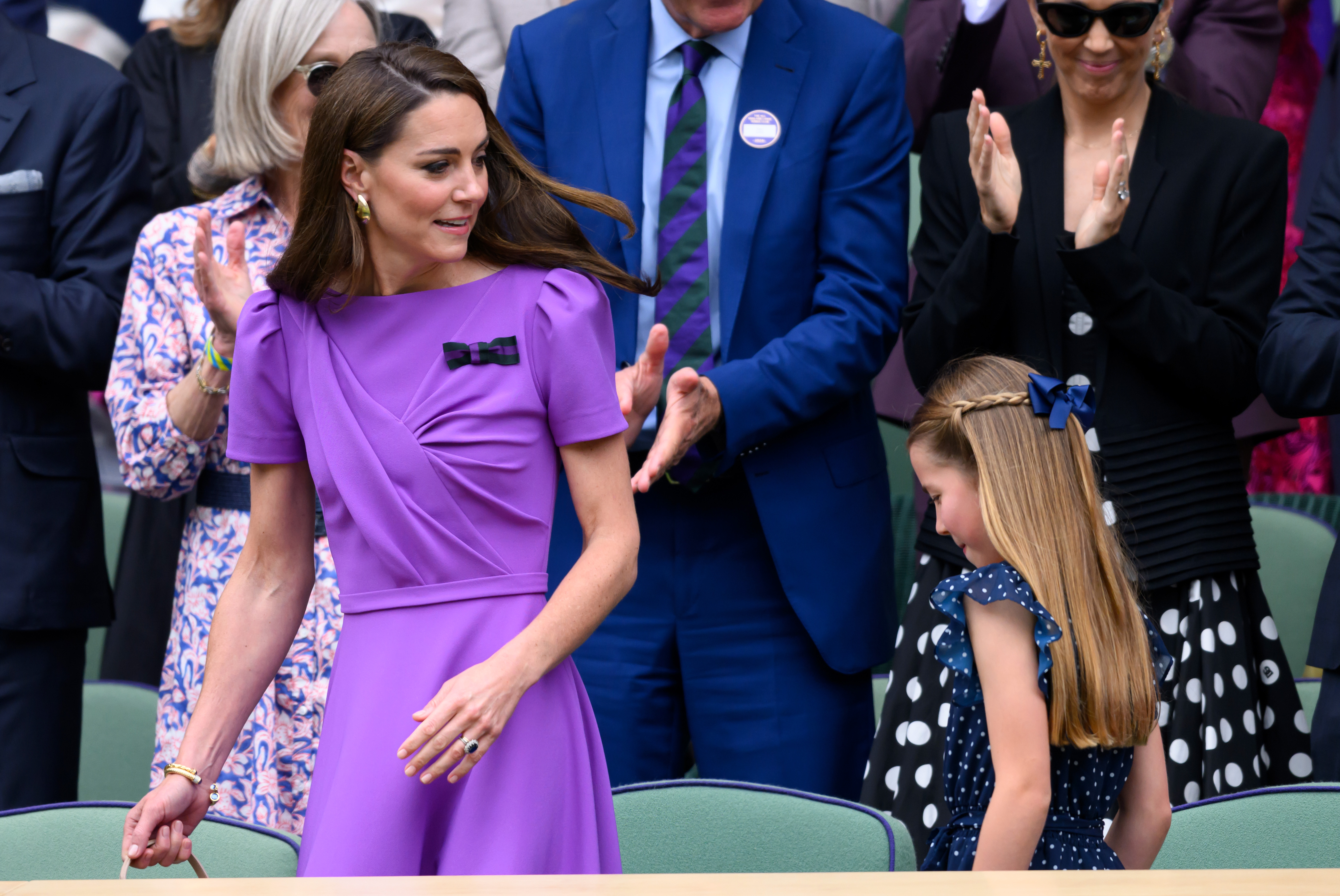 Kate Middleton et la princesse Charlotte au bord du court central pendant les championnats de tennis de Wimbledon, le 14 juillet 2024, à Londres, en Angleterre. | Source : Getty Images