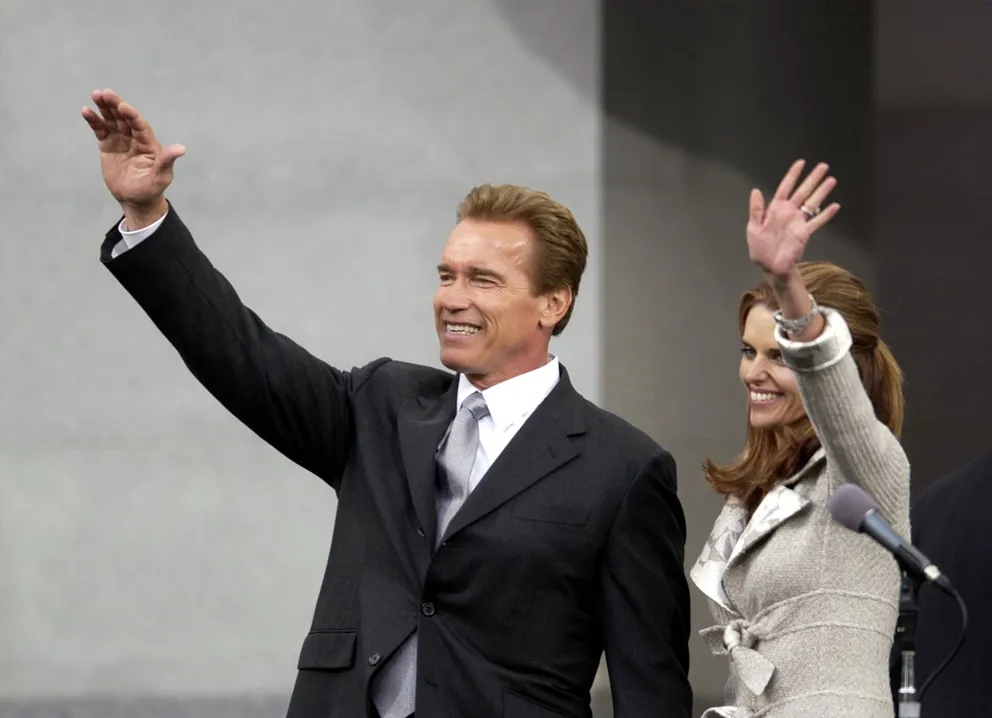 Arnold Schwarzenegger et son épouse, Maria Shriver, lors d'une cérémonie d'investiture le 17 novembre 2003 à Sacramento, en Californie | Source : Getty Images