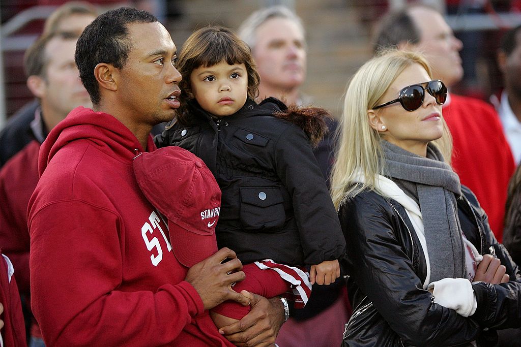 Tiger et Sam Woods, et leur épouse, Elin Nordegren, au stade de Stanford à Palo Alto, en Californie, le 21 novembre 2009. | Source : Getty Images