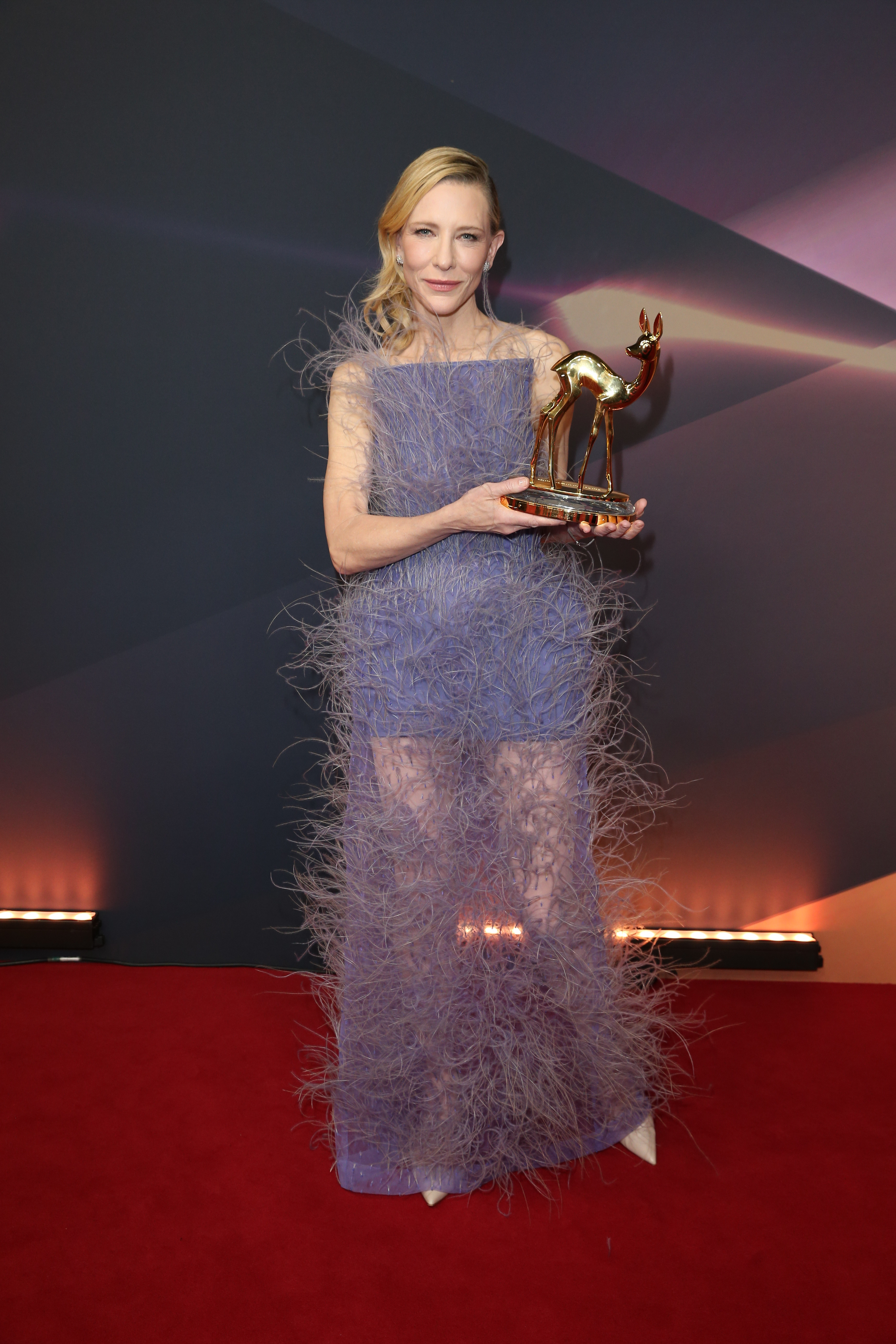 Cate Blanchett avec son prix lors des Bambi Awards 2025 au Bavaria Filmstadt le 13 novembre 2025, à Munich, en Allemagne. | Source : Getty Images