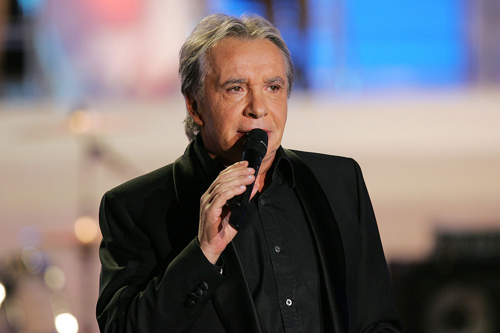 Michel Sardou lors du concours Miss France 2007 au Palais du Futuroscope de Poitiers, France. | Source : Getty Images