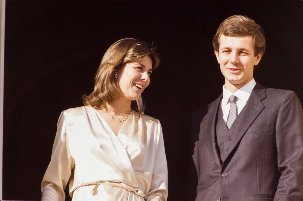 Caroline de Monaco et Stefano Casiraghi au balcon du palais le jour de leur mariage le 23 décembre 1983, Monaco. | Photo : Getty Images