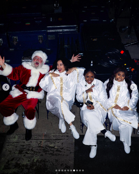 Le Père Noël pose pour une photo avec les choristes de Mariah Carey. | Source : Instagram/mariahcarey