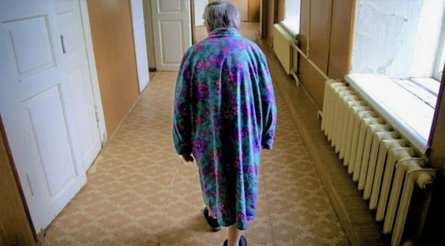Vovó caminha pelo corredor | Fonte: Shutterstock