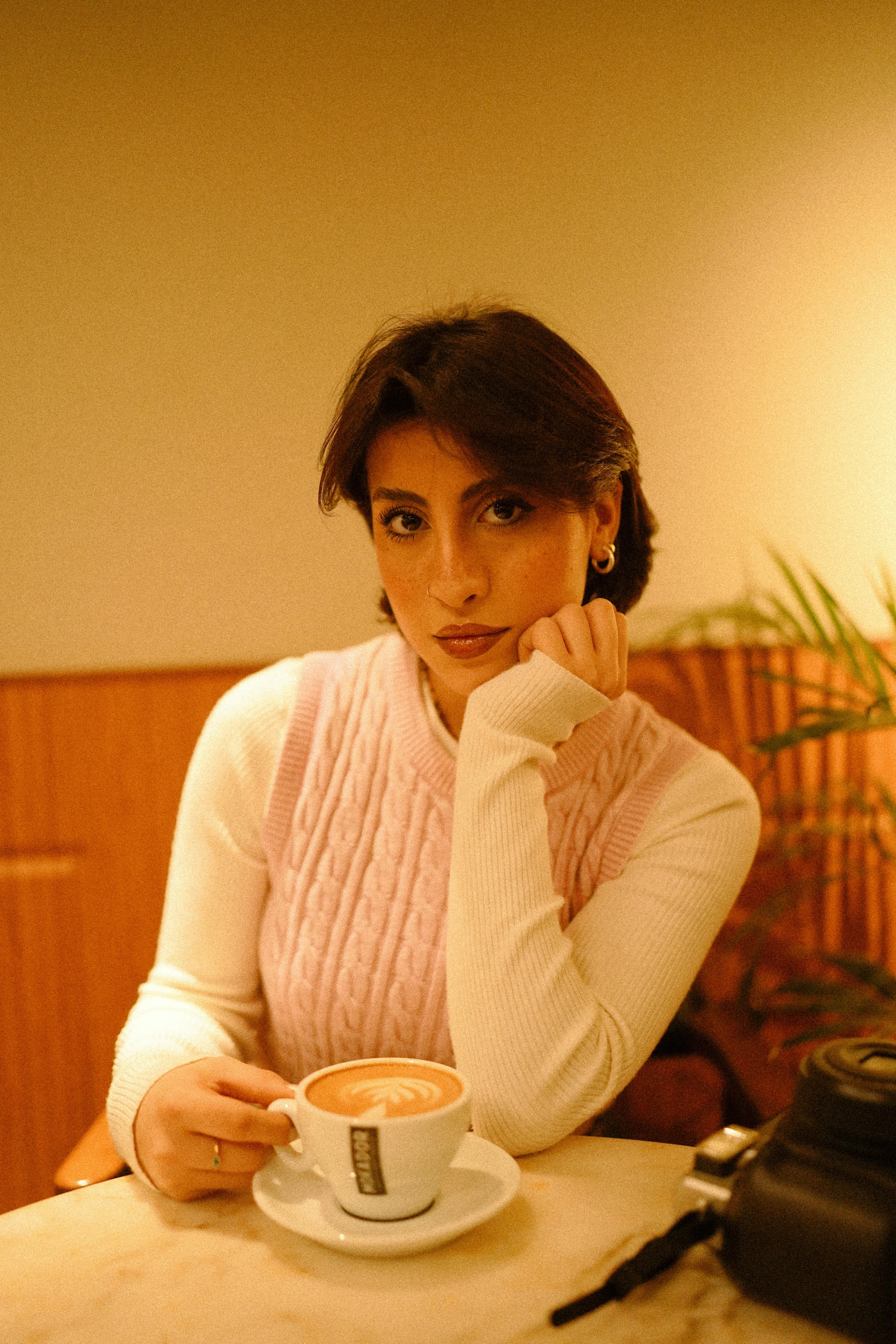 Une femme à l'air peu impressionné tout en prenant un café | Source : Pexels