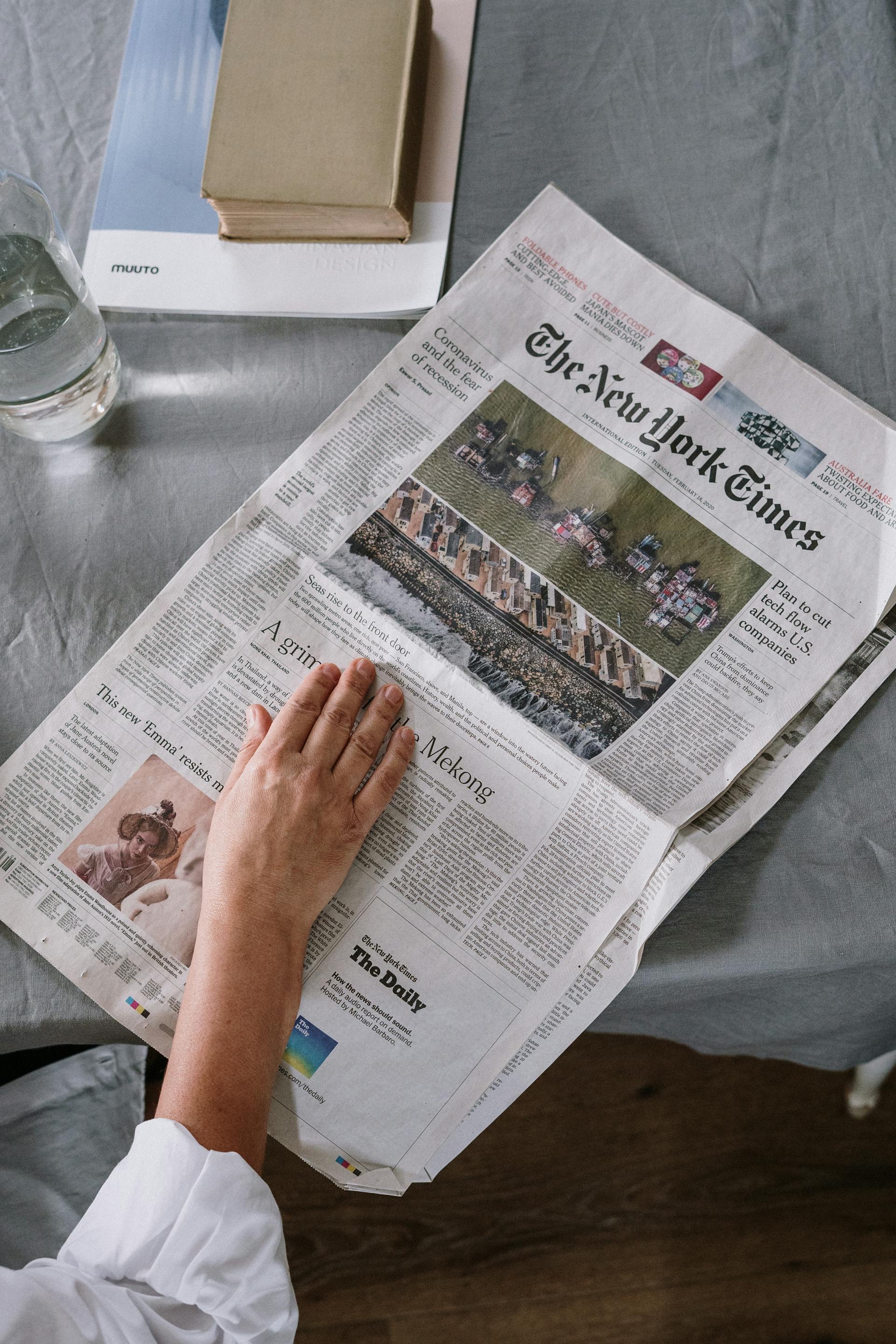 Une personne lisant un journal | Source : Pexels