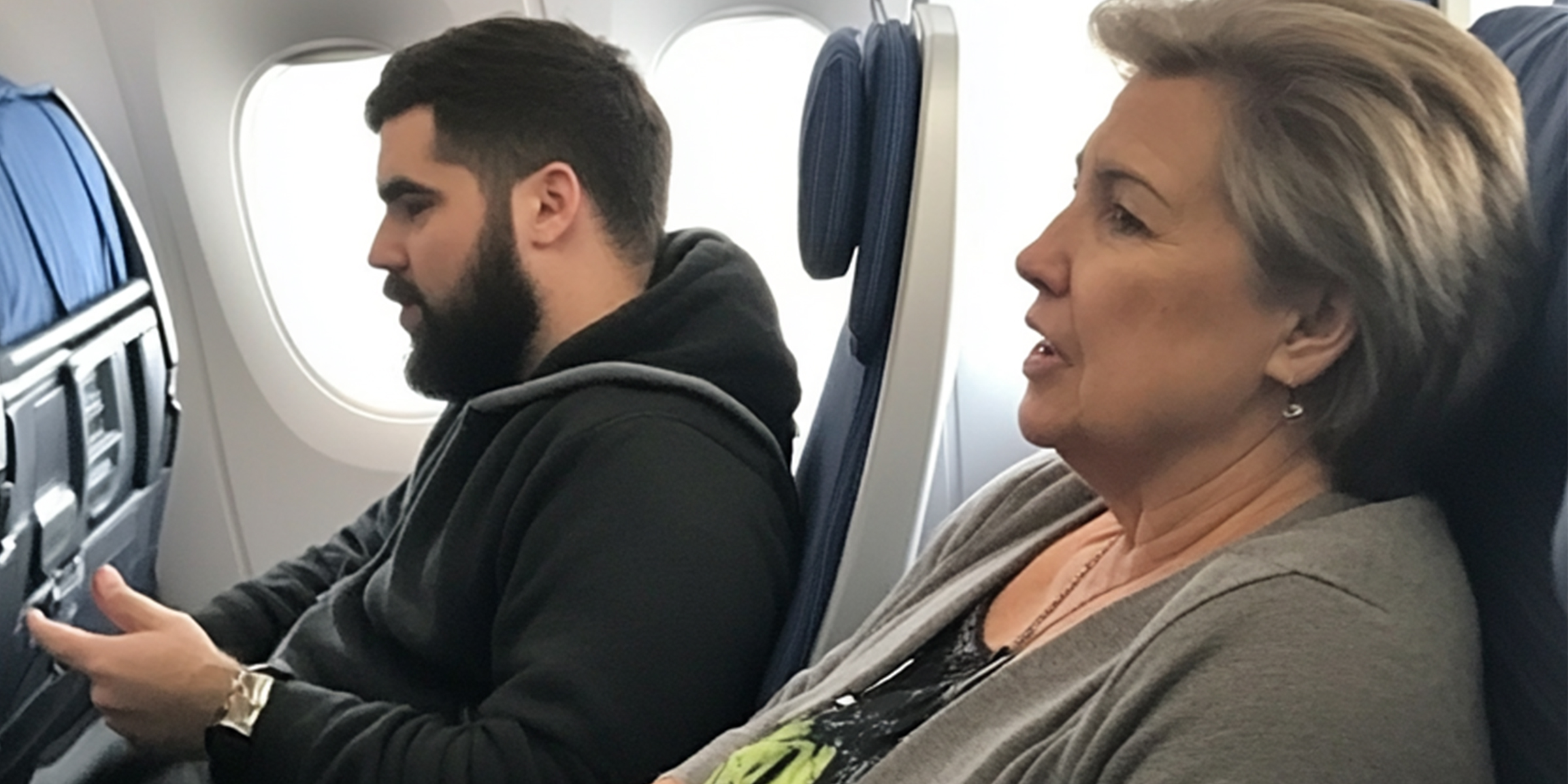 Un homme et une femme plus âgée assis dans un avion | Source : AmoMama