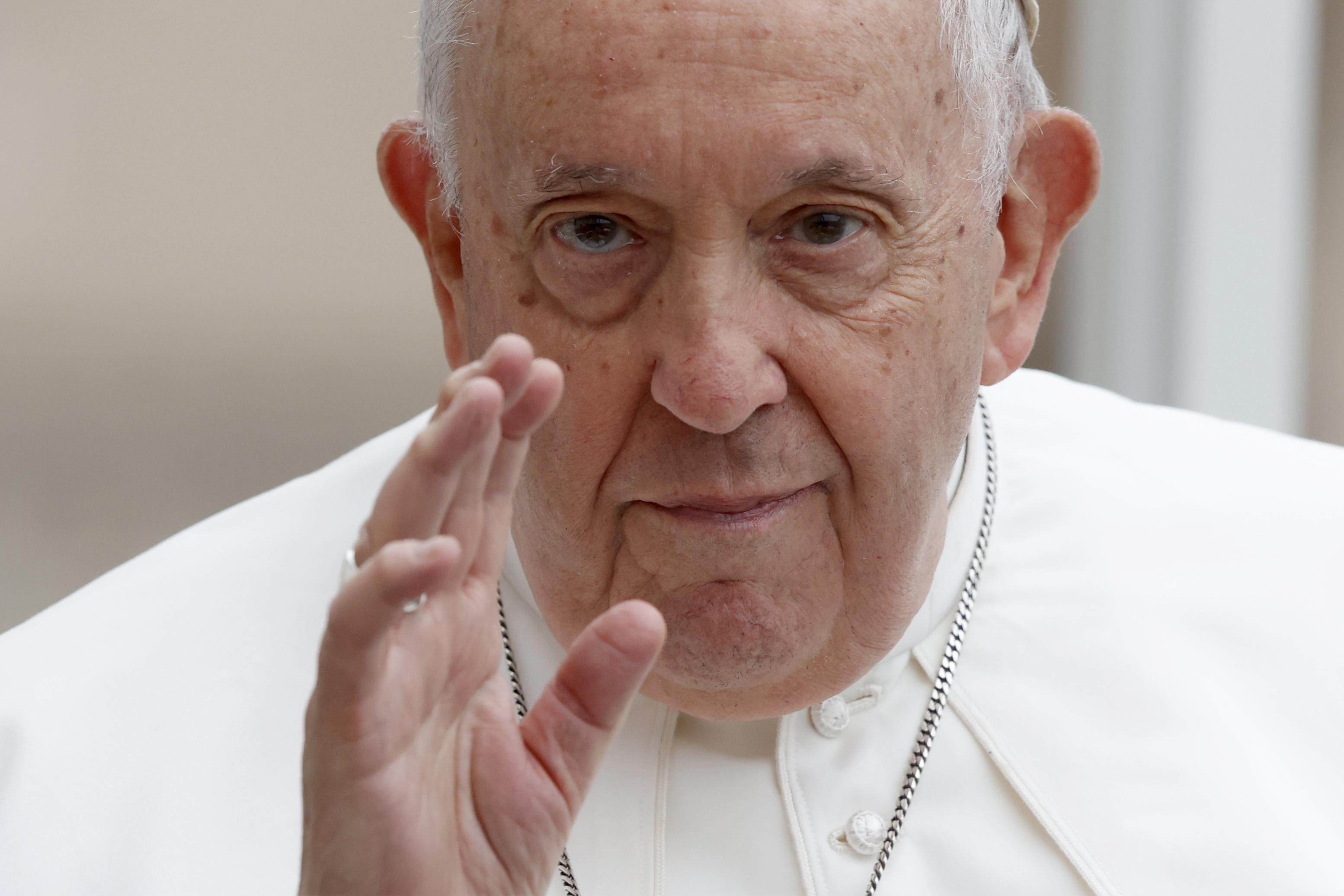 Le pape François arrivant pour son audience générale hebdomadaire sur la place Saint-Pierre, au Vatican, le 10 mai 2023 | Source : Getty Images