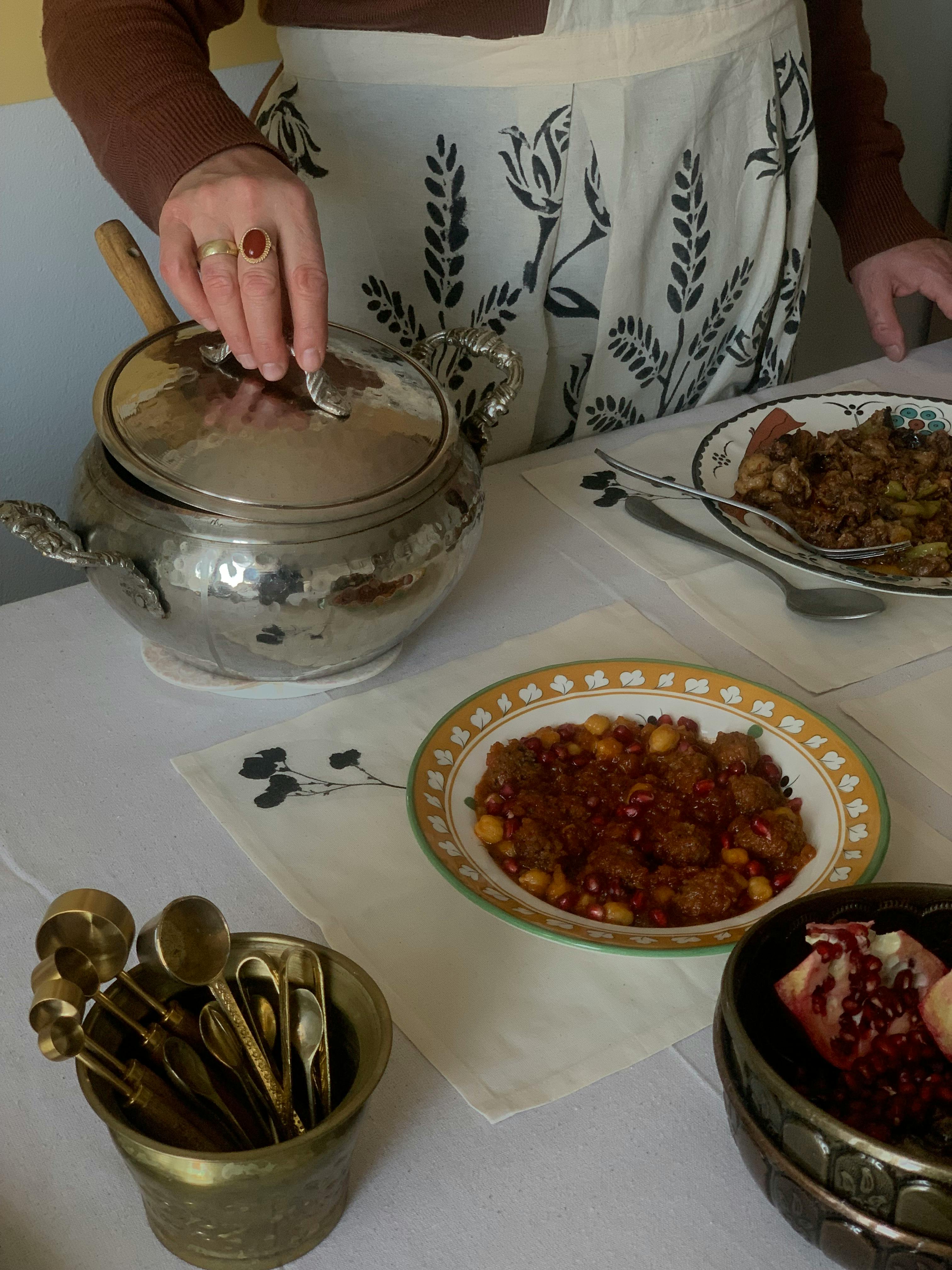 Repas sur une table avec une personne se tenant à proximité | Source : Pexels