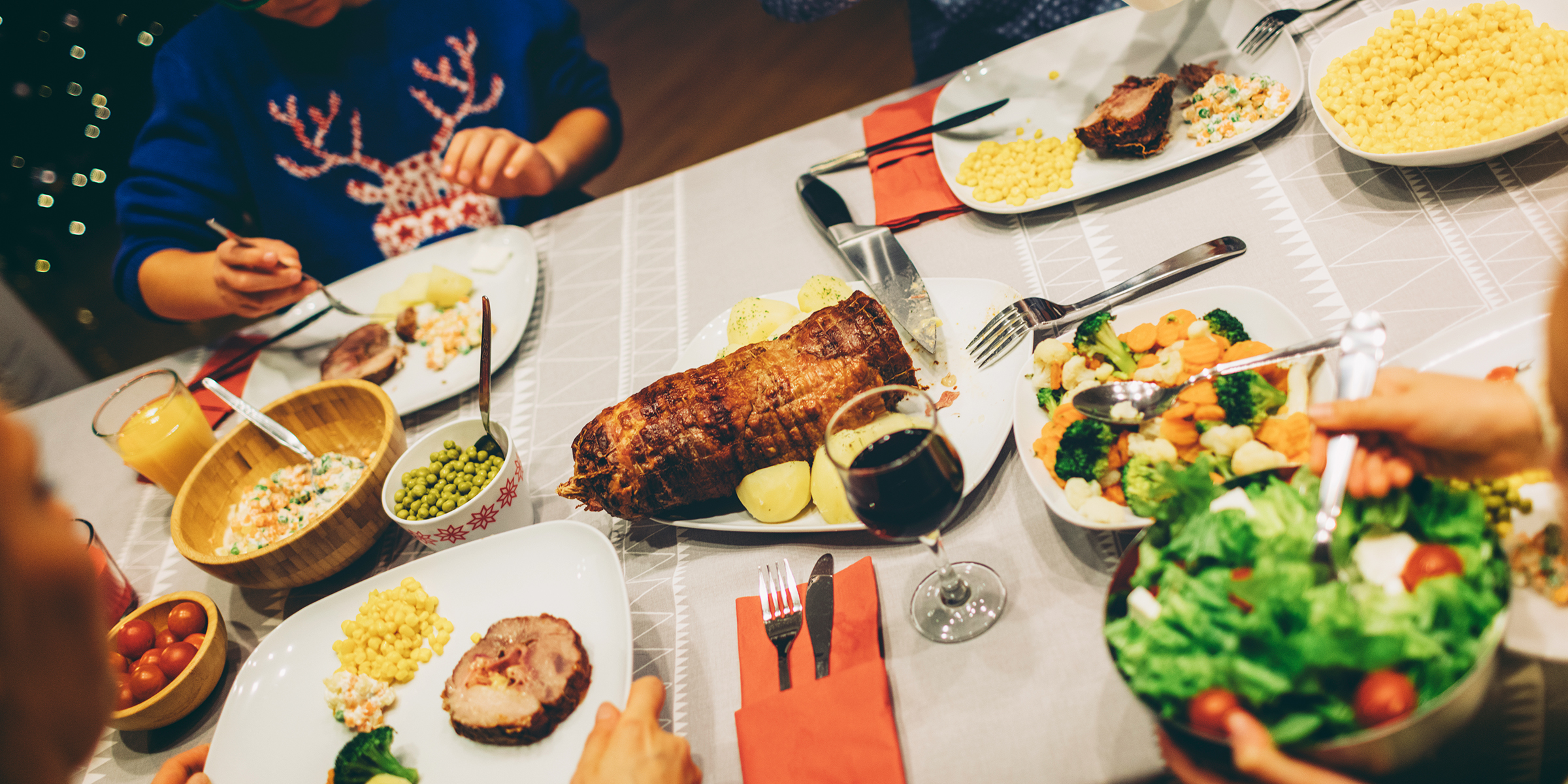 Une table remplie de nourriture | Source : Shutterstock