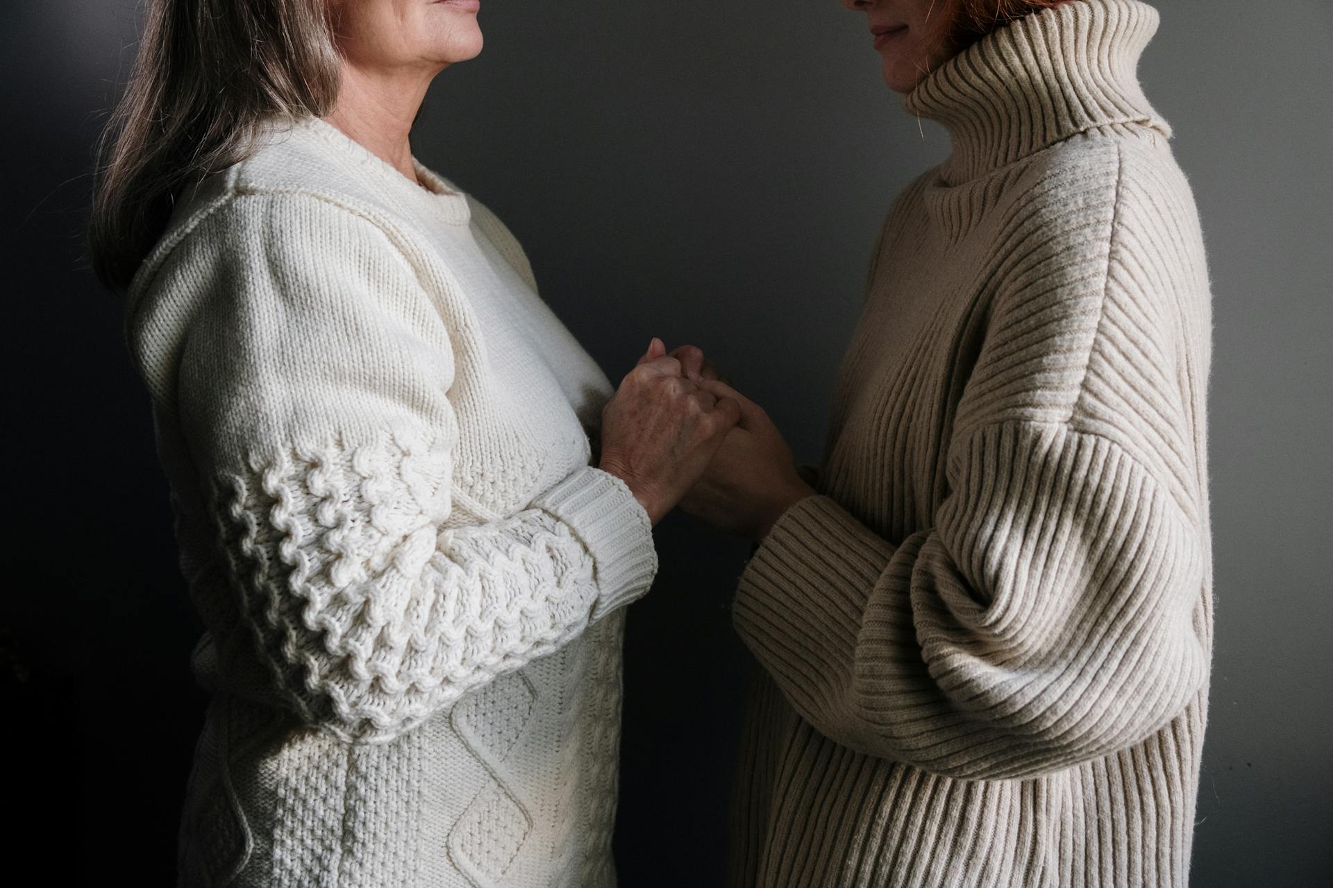 Une femme tenant les mains de sa fille | Source : Pexels