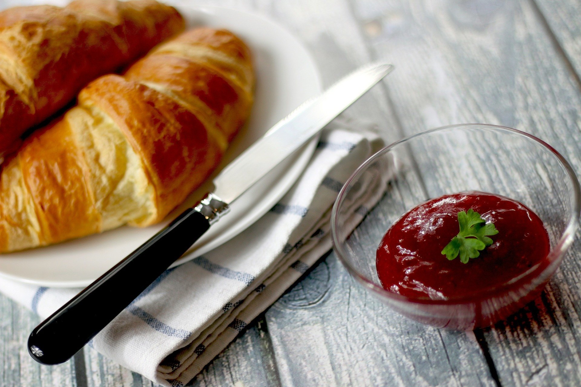 Croissants, gelée, petit déjeuner. | Photo: Pixabay
